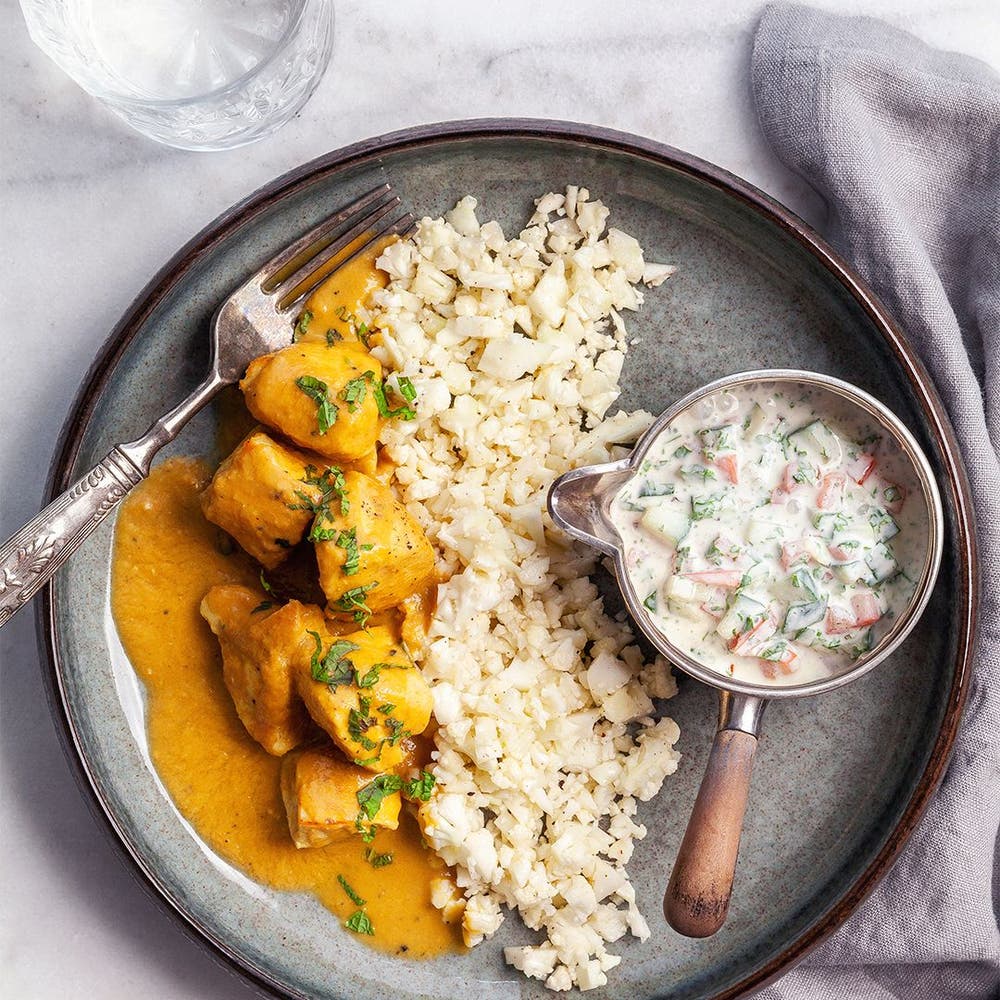 Snabb chicken korma med blomkålsris och raita