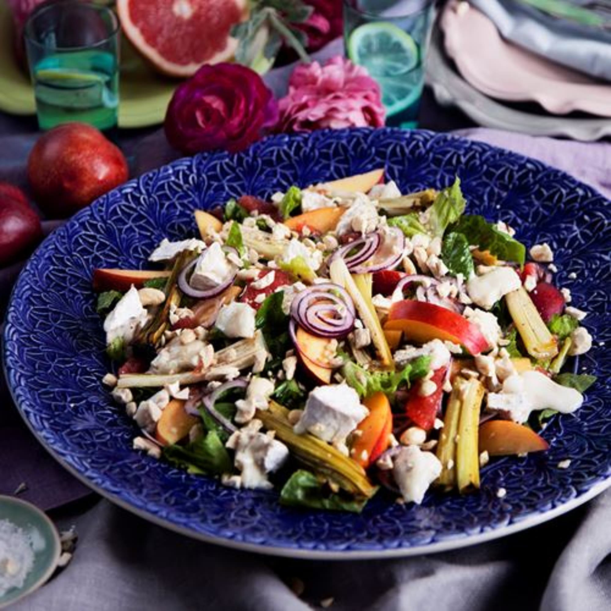 Sensommarsallad med bakad purjolök, nektarin, getost och blodgrape