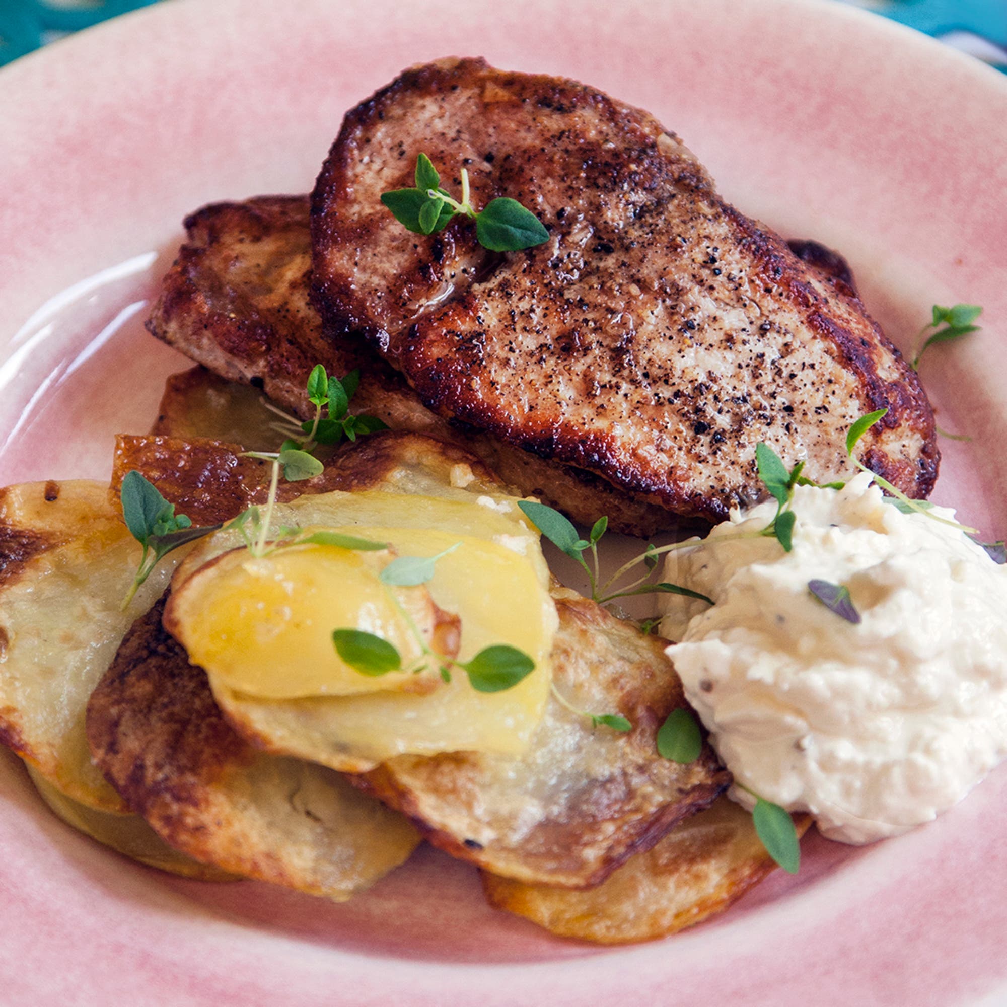 Råstekt potatis- och morotsslantar med stekt fläskkarré och parmesankräm