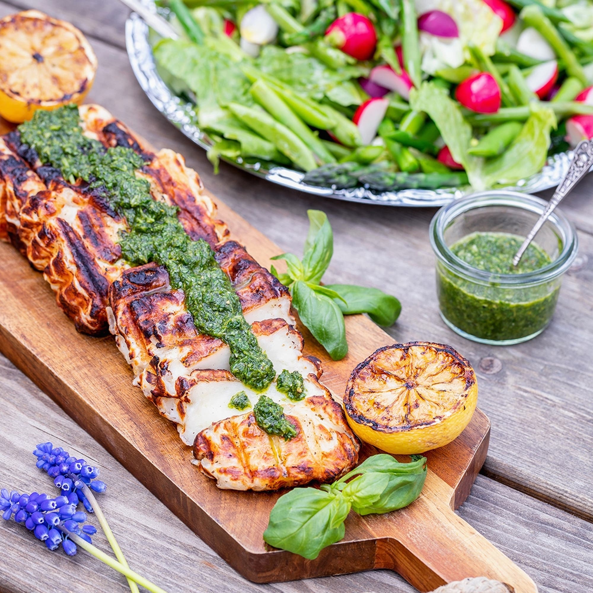 Helgrillad halloumi med gremolata och primörsallad