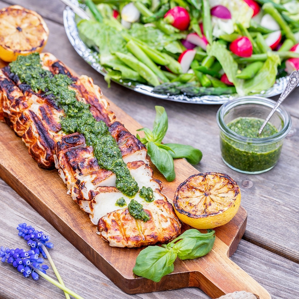 Helgrillad halloumi med gremolata och primörsallad