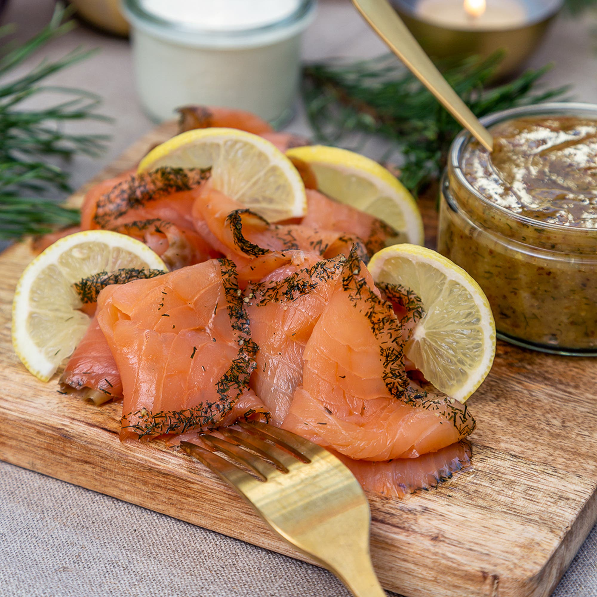 Gravad lax med hovmästarsås och citronskivor