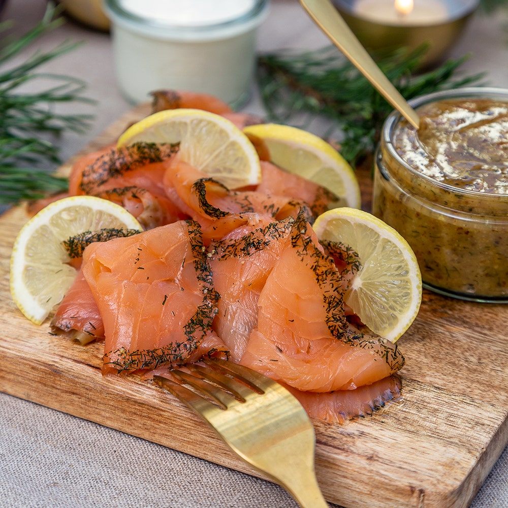 Gravad lax med hovmästarsås och citronskivor