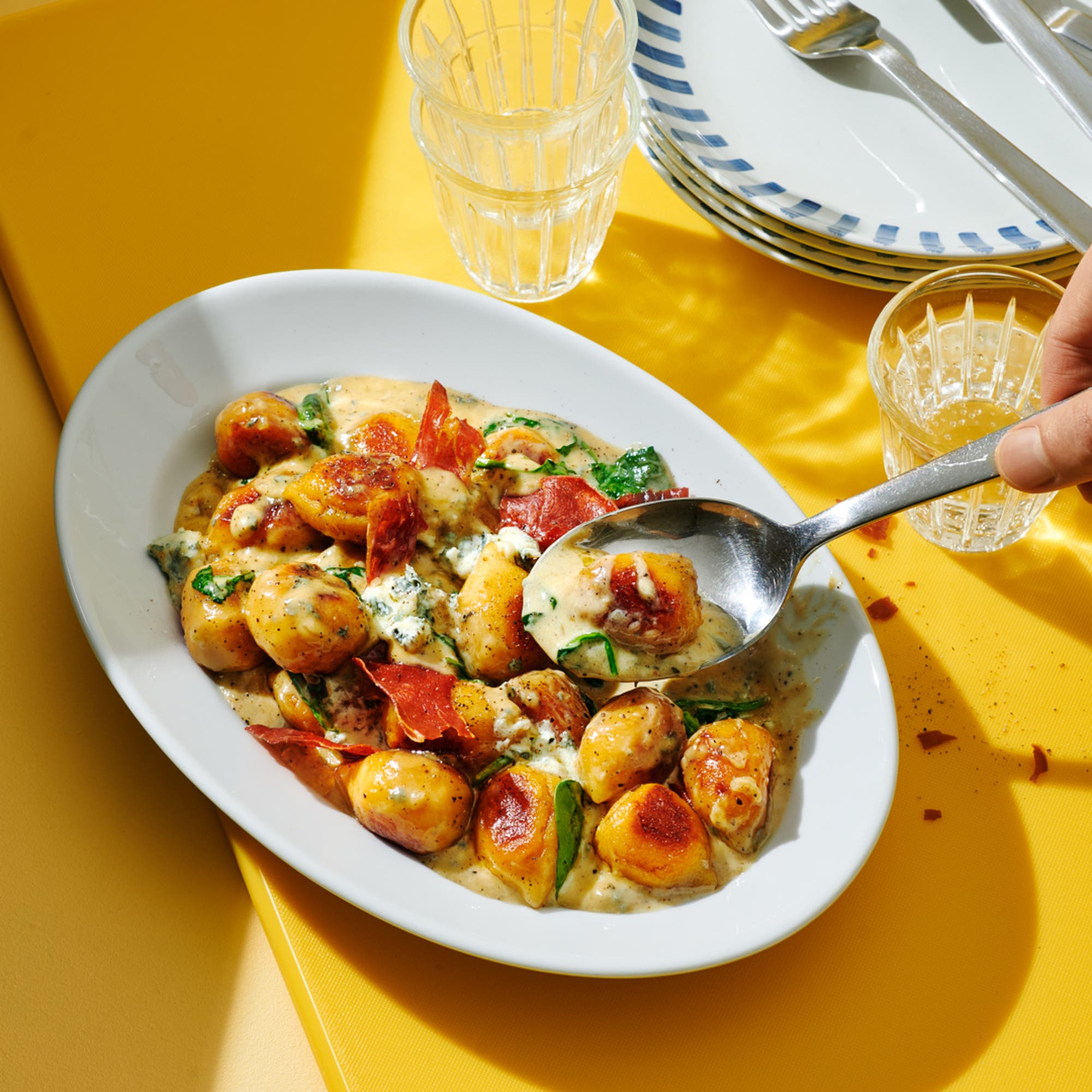Gnocchi med krämig blåmögelost och krispig prosciutto