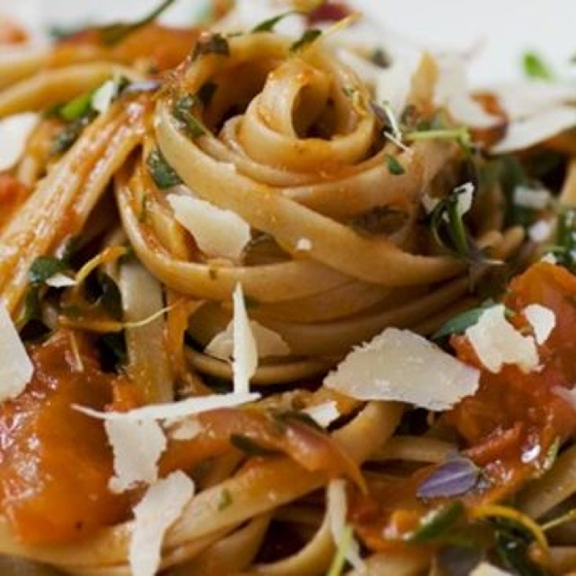 Pasta med svarta bönor i tomatsås
