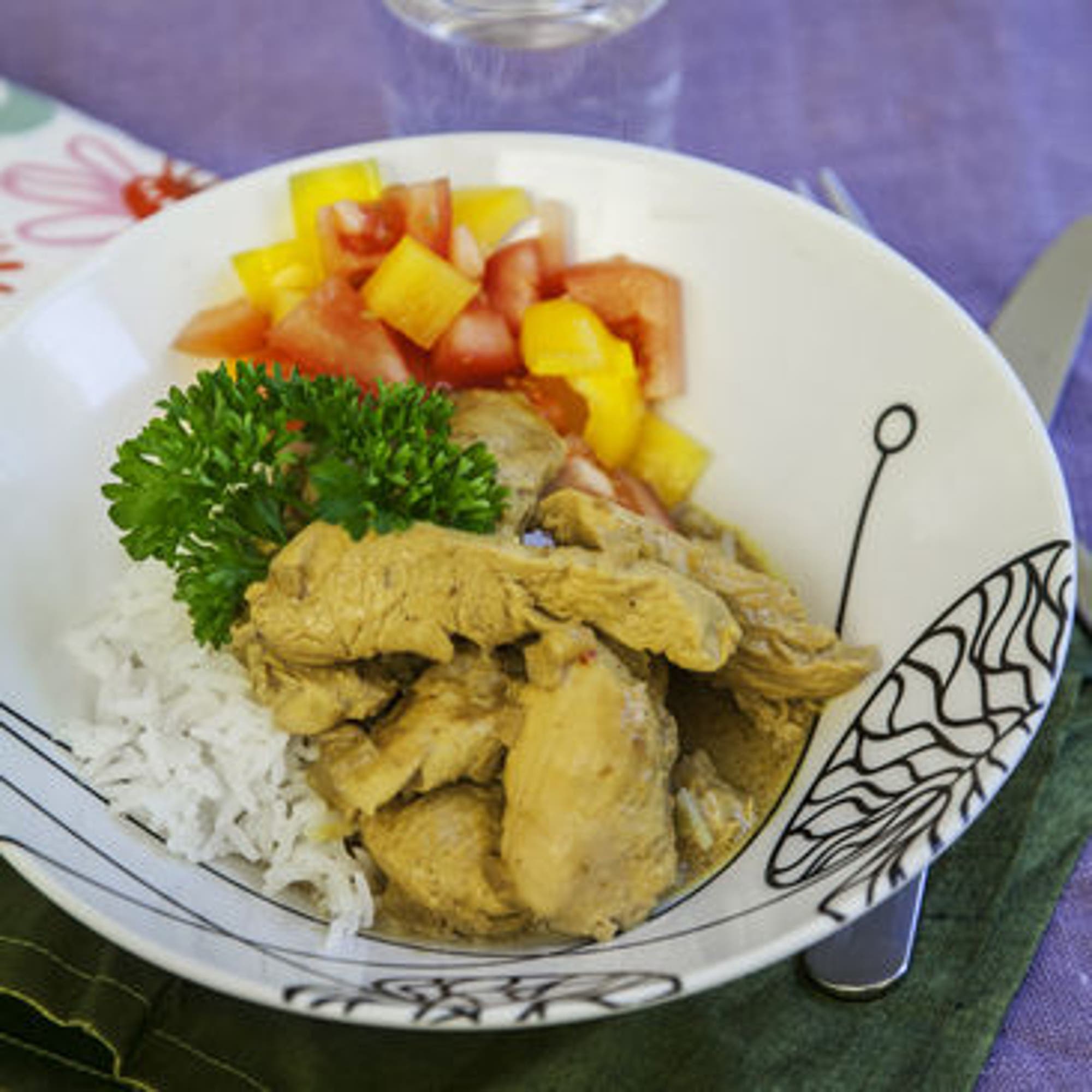 Barnens favoritkyckling i curry med rödgul sallad