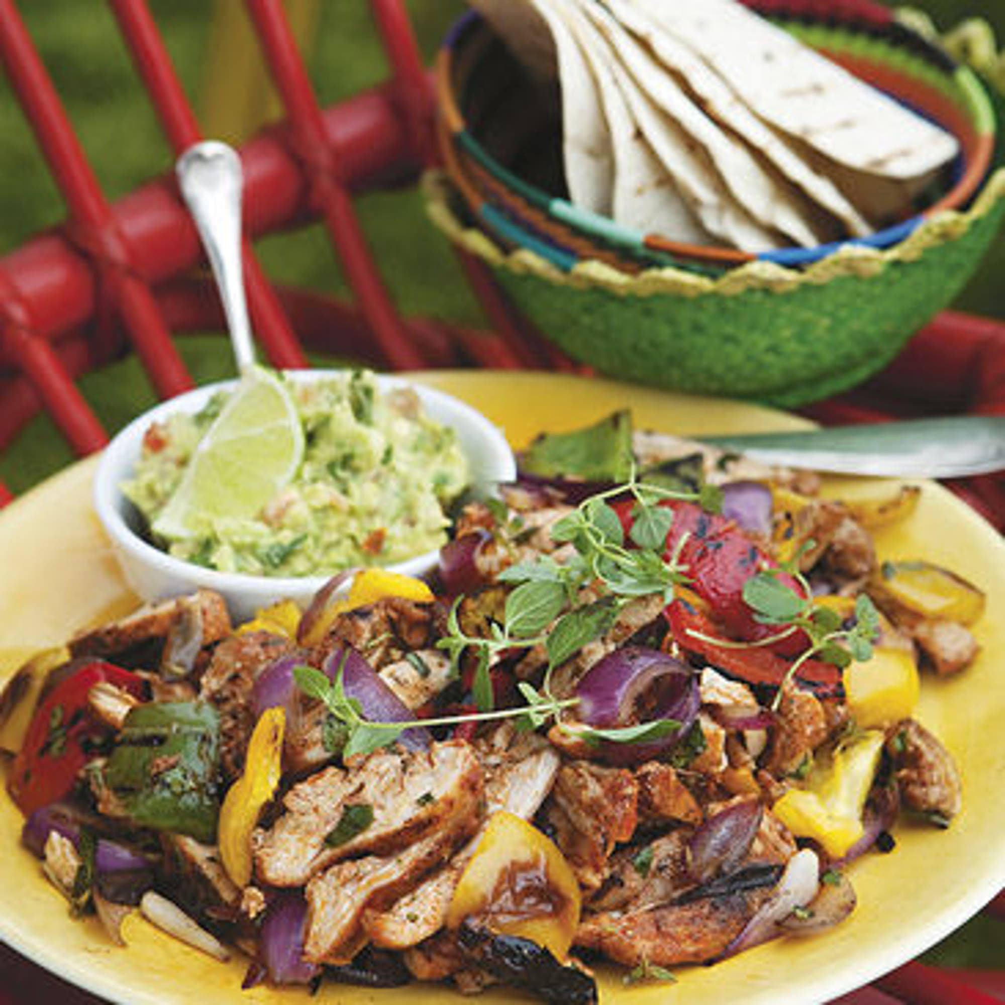 Fajitas med kycklinglårfileér och gucamole