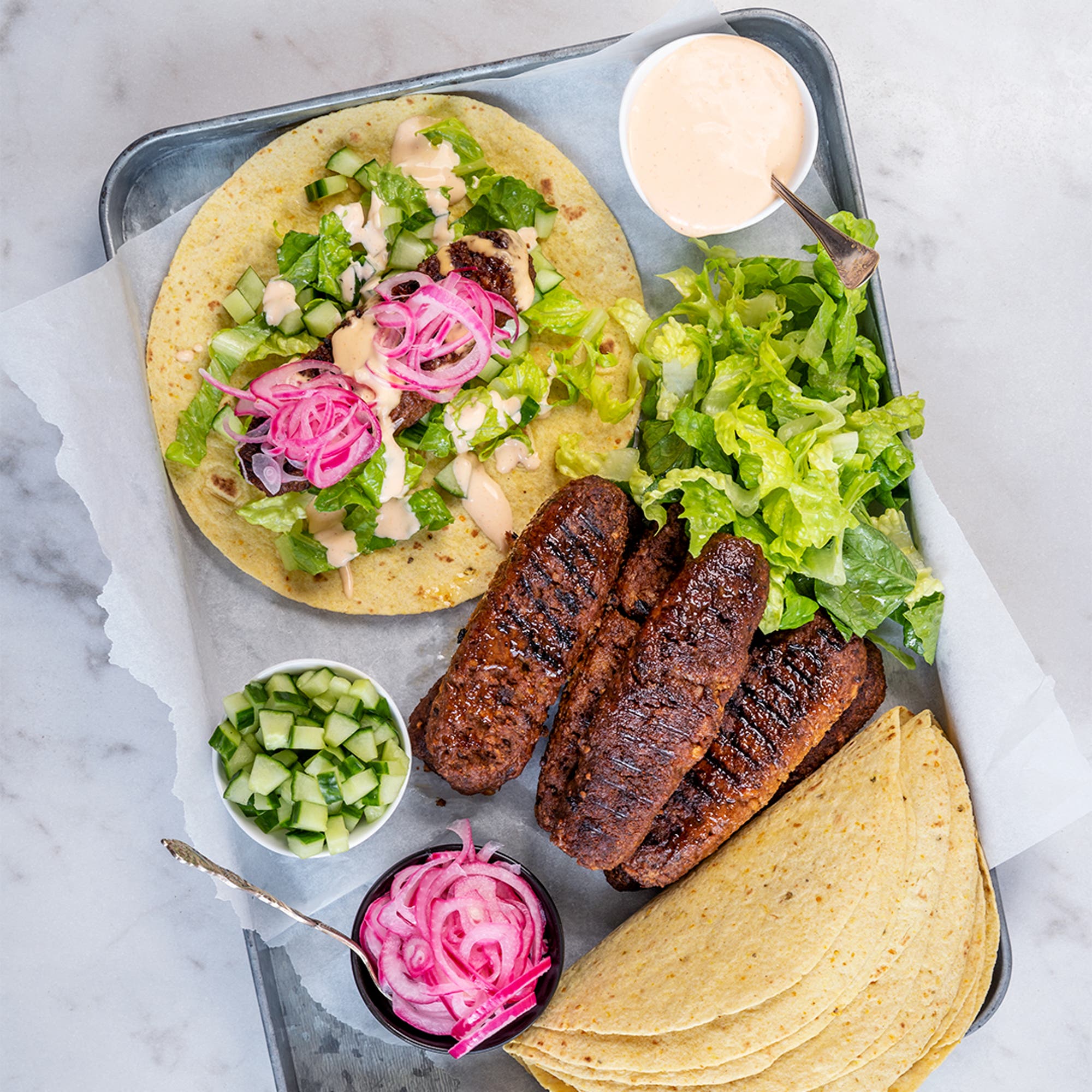 Vegetariska texmexjärpar i wrap med picklad rödlök och chilidressing