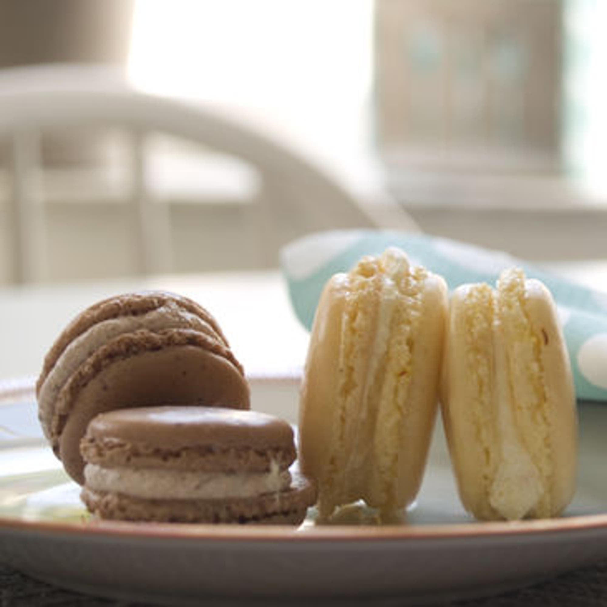 Macarons/makroner - med smak av mocca resp. saffran/apelsin