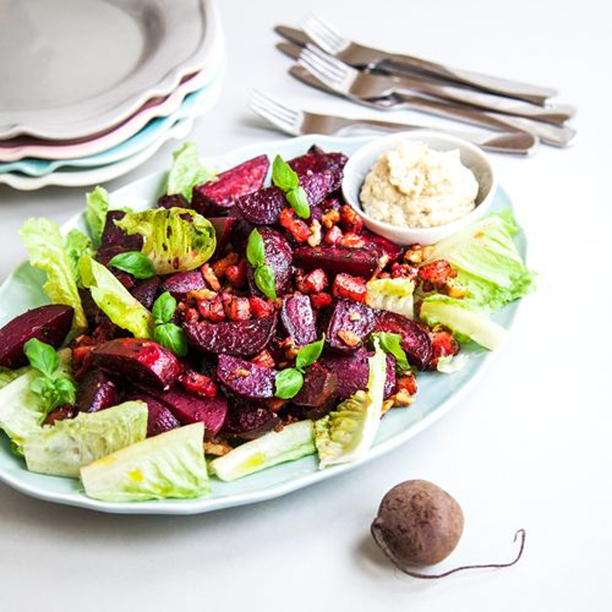 Rostade betor med valnötsströssel, fejkon och auberginekräm