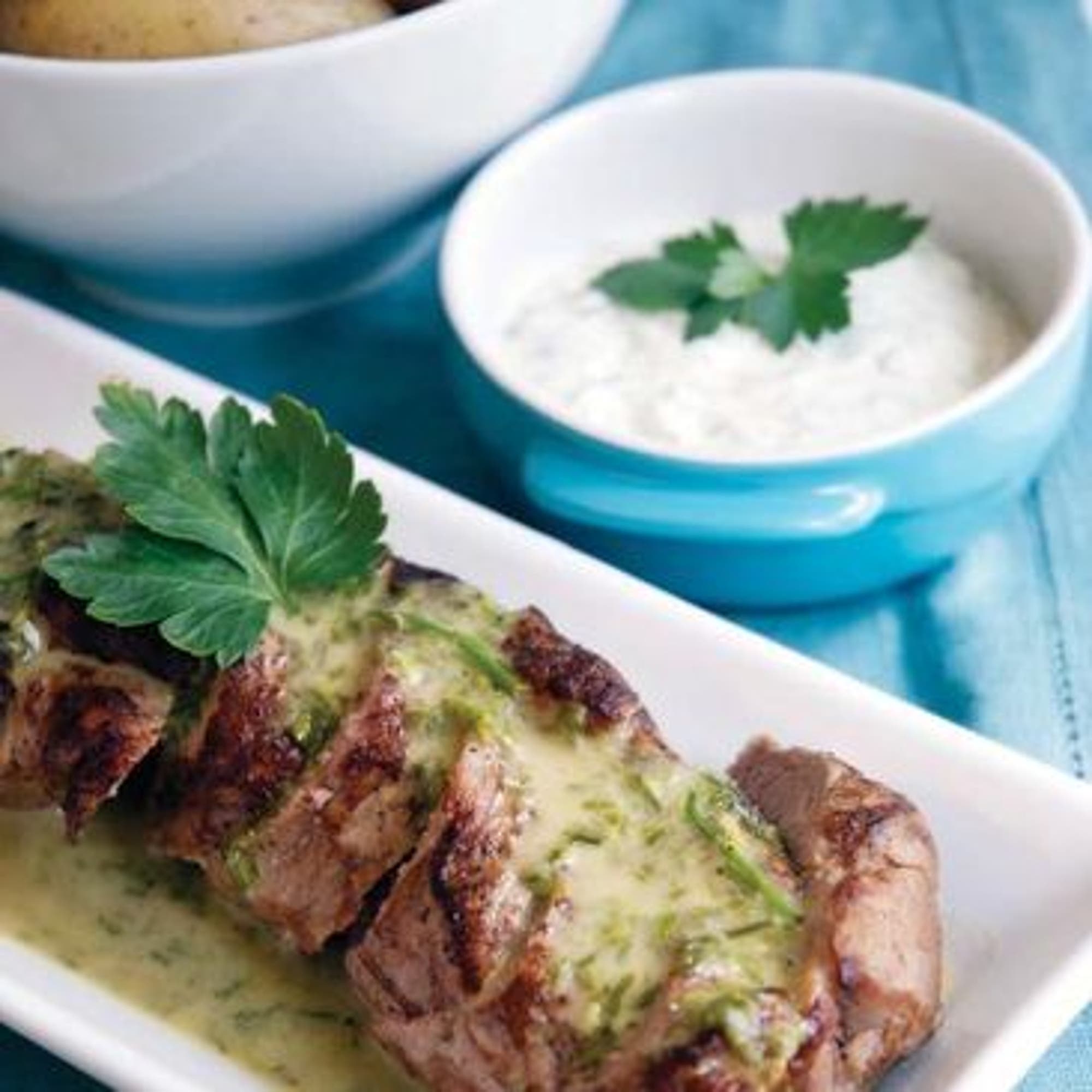 Helstekt fläskytterfilé med gräslöksdressing