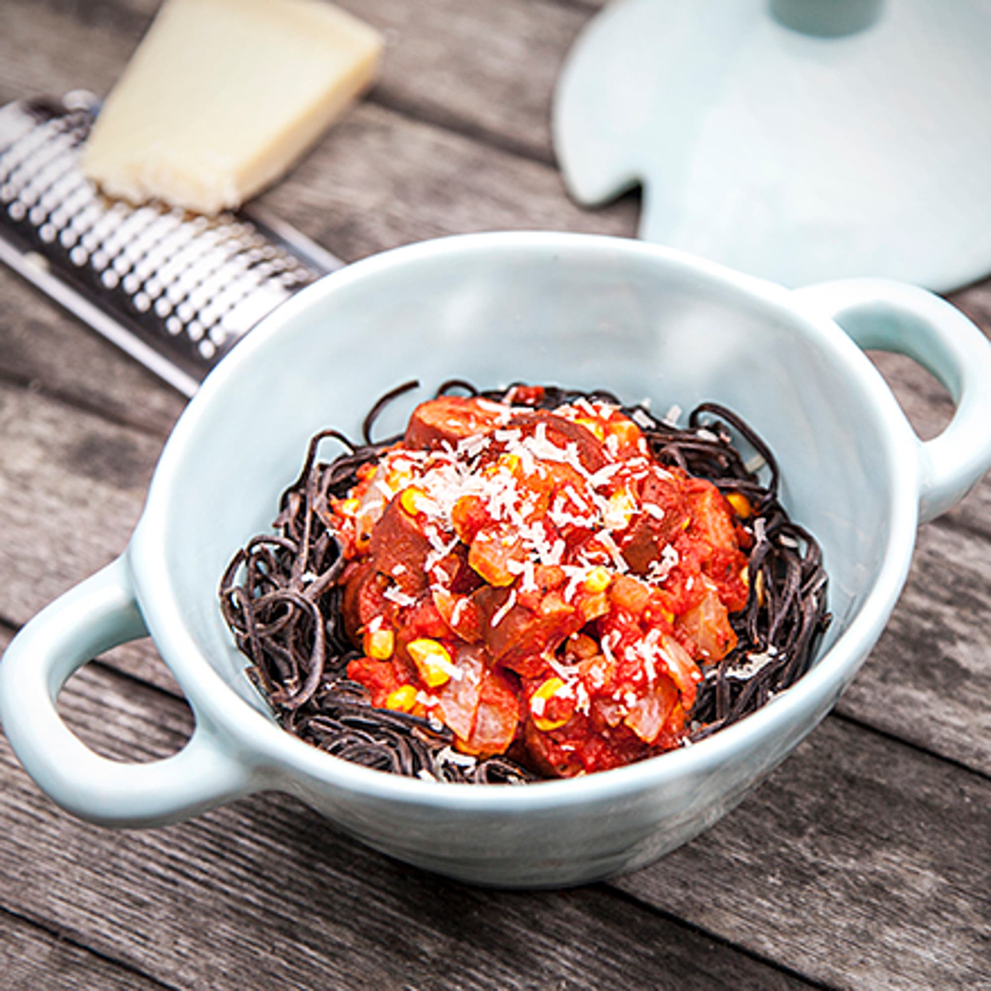 Svart bönpasta med chorizosås