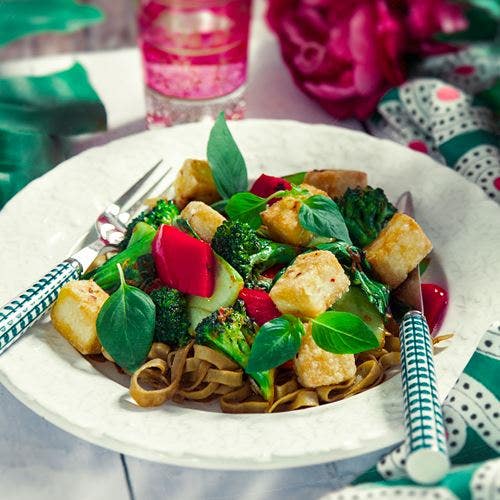 Nudelwok med pak choy och krispig tofu