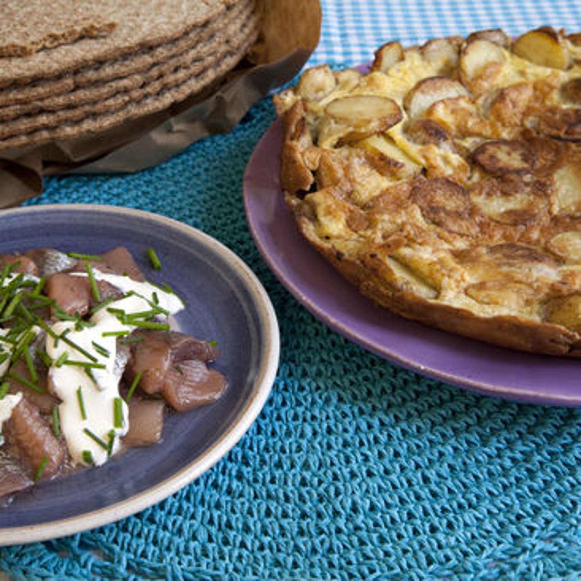 Potatistortilla med matjessill, gräddfil och gräslök