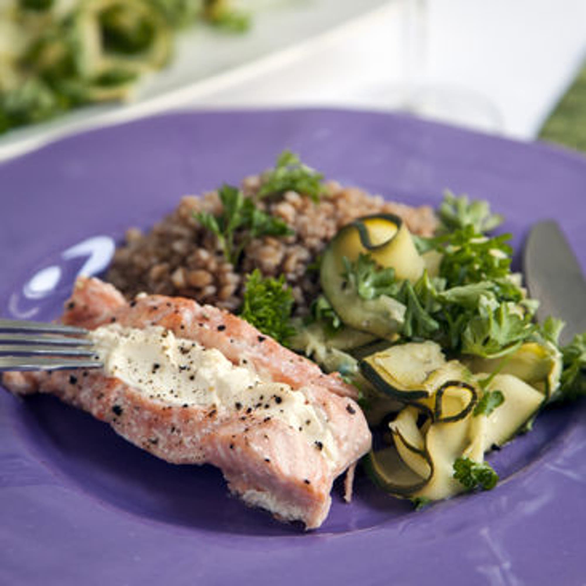 Lax med färskost, snabbstekt zucchini och matvete