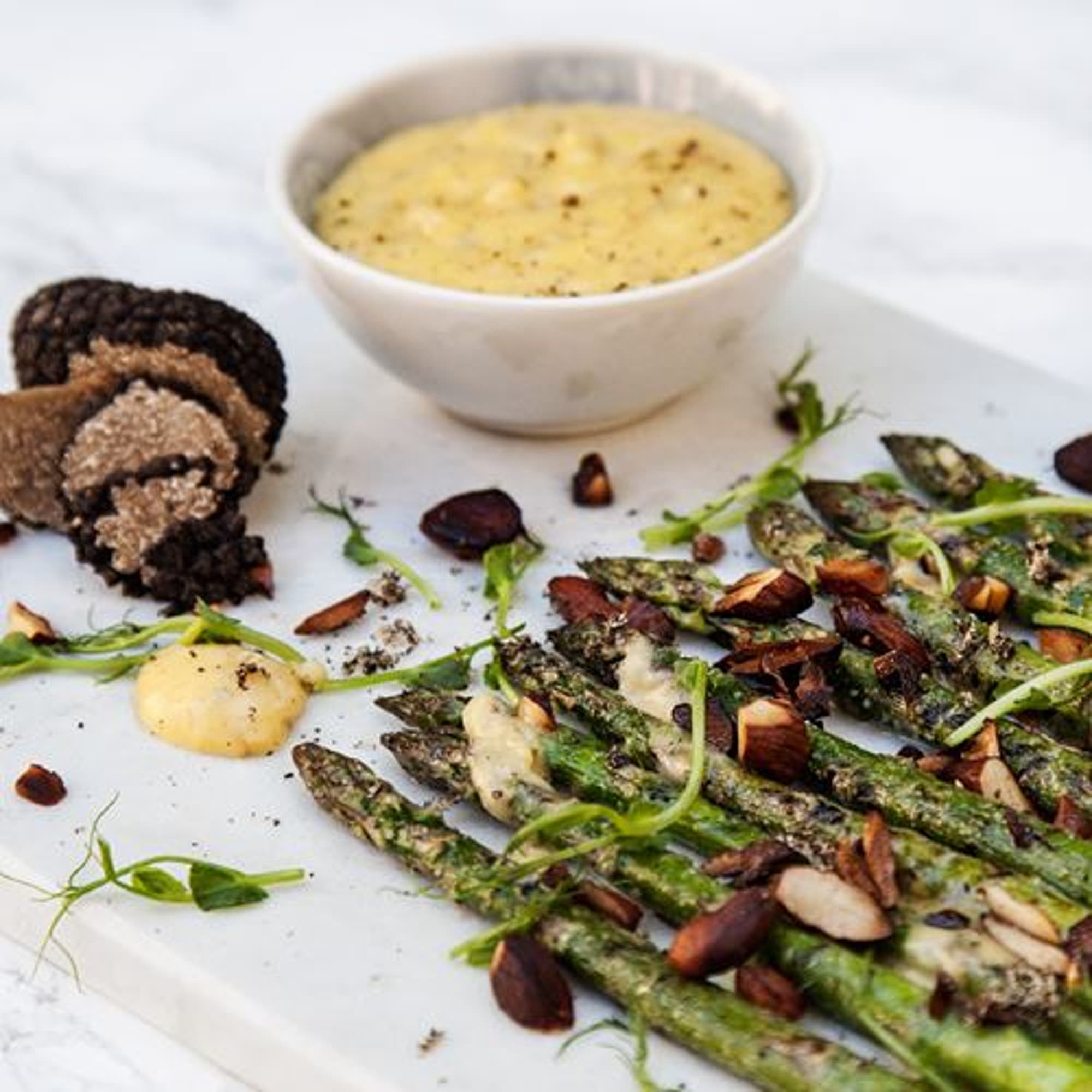 Grillad sparris med tryffelhollandaise och rostade mandlar