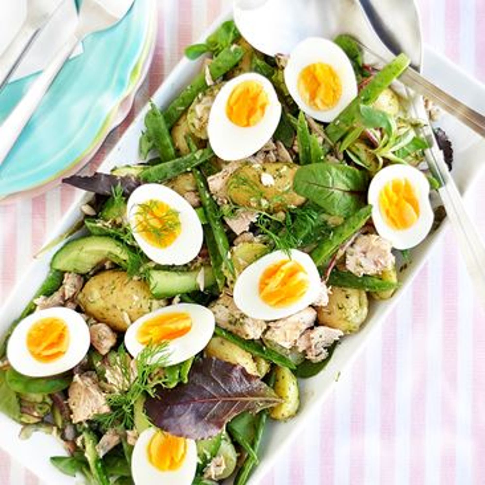 Dillig potatissallad med tonfisk, sockerärtor och ägg