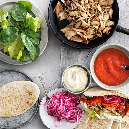 Pulled chicken med picklad rödlök, chiliröra och majonnäs