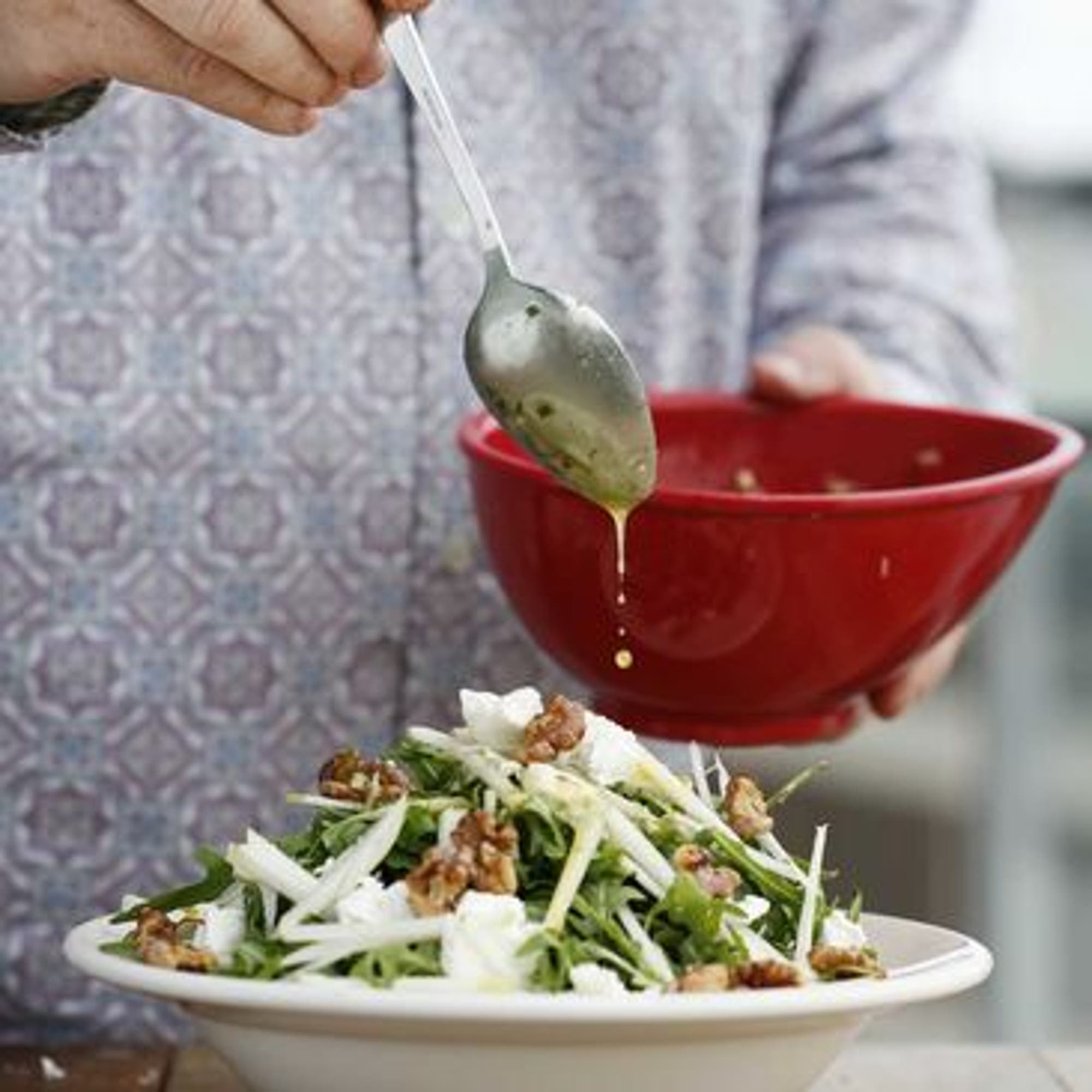 Rucolasallad med rostade valnötter och päron