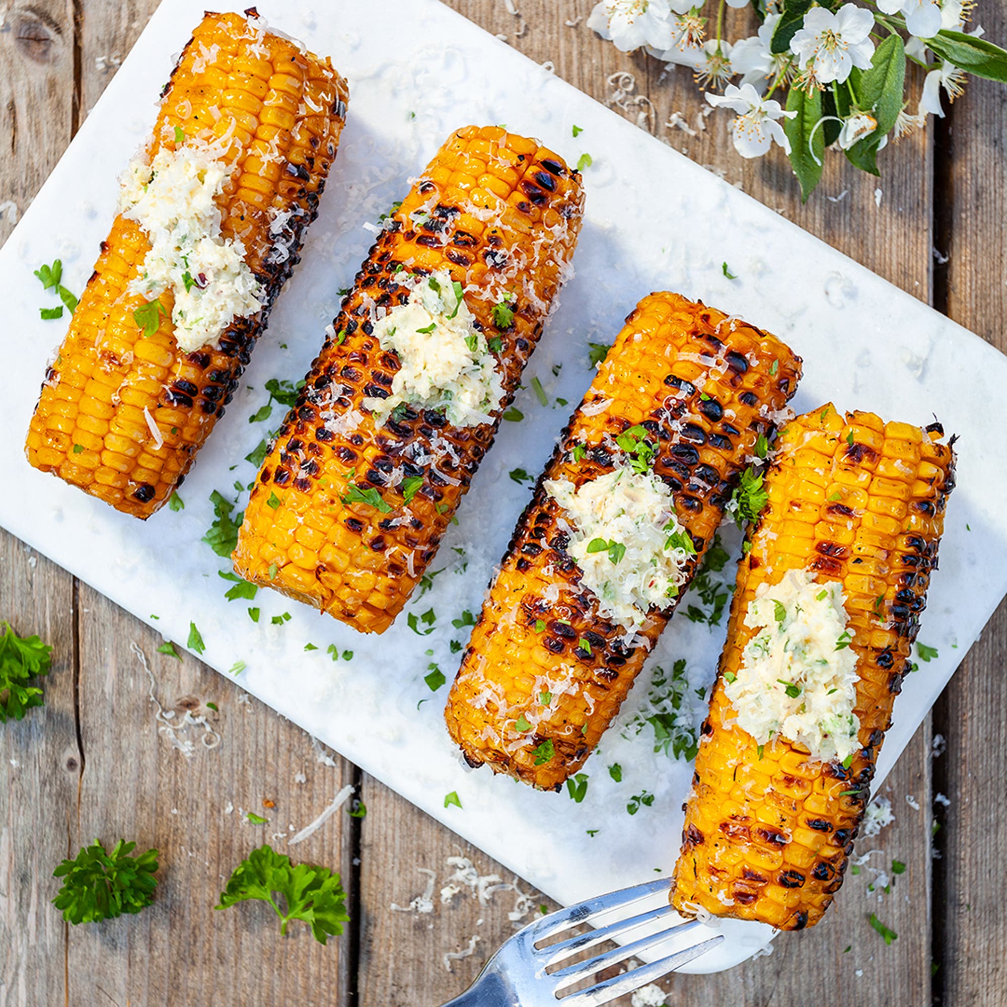 Grillade majskolvar med parmesansmör