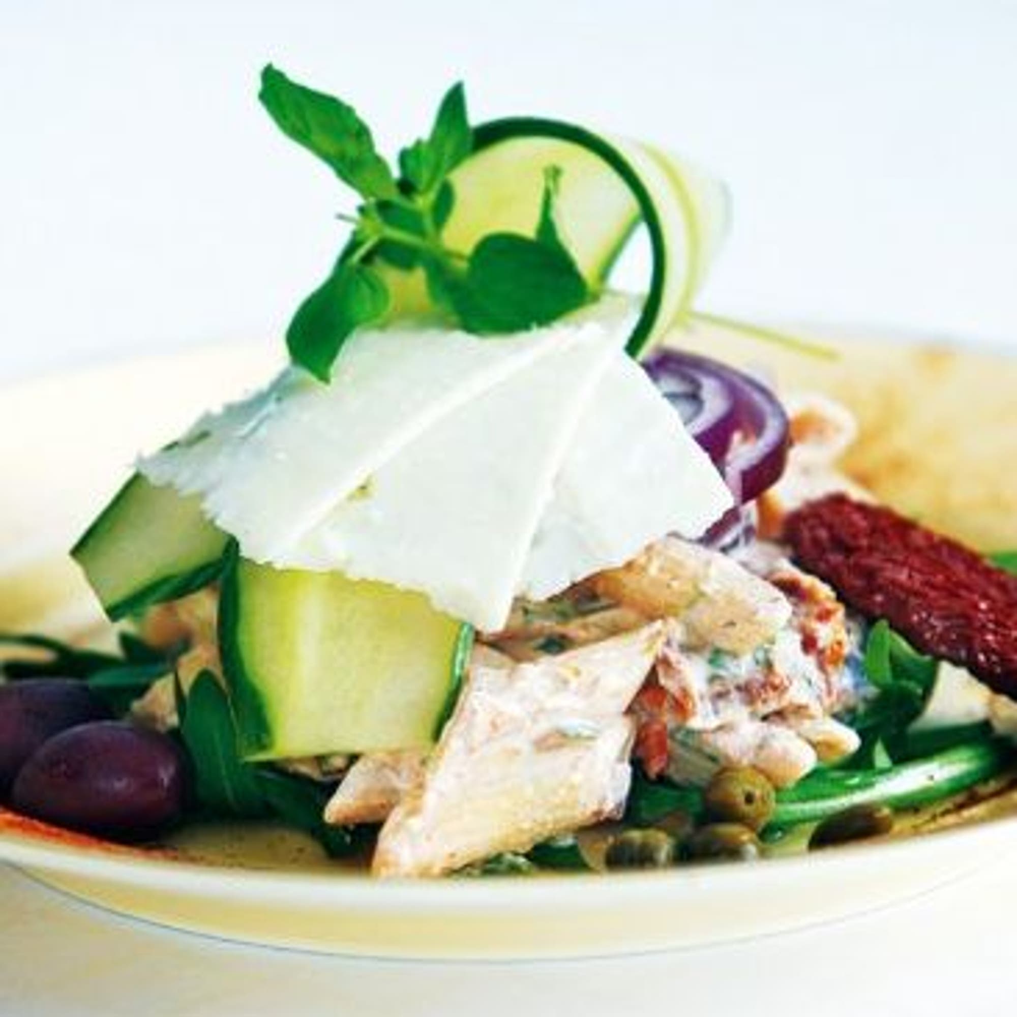 Oliv- och tomatpasta med yoghurt och hyvlad fetaost
