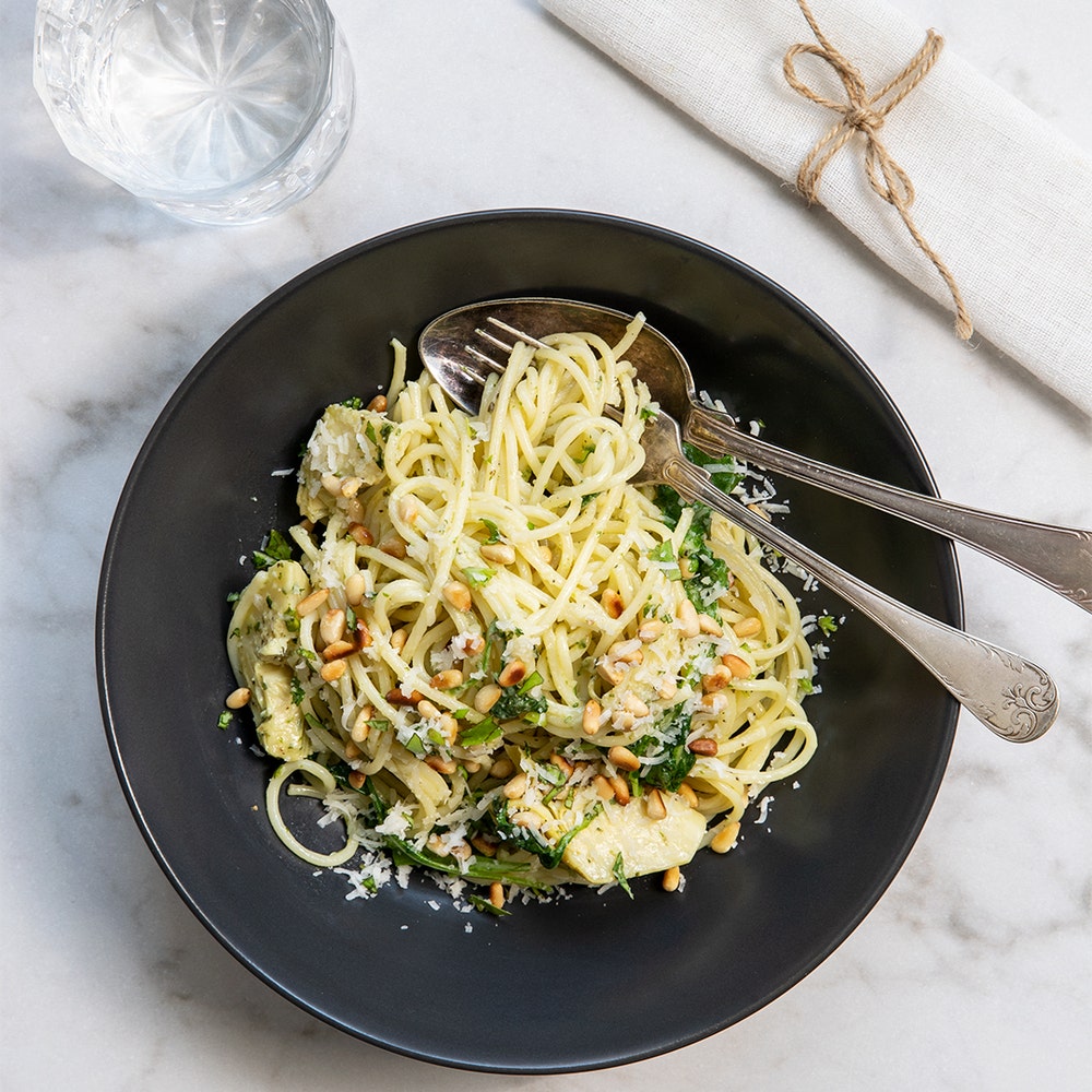 Spaghetti med kronärtskocka och pinjenötter
