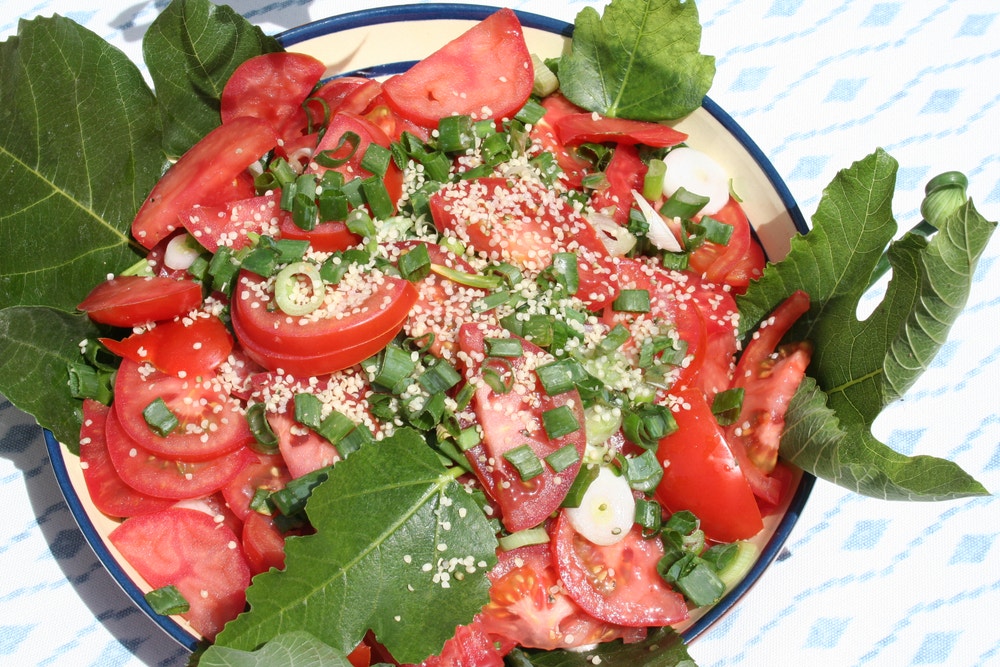 Tomatsallad med hampafrön