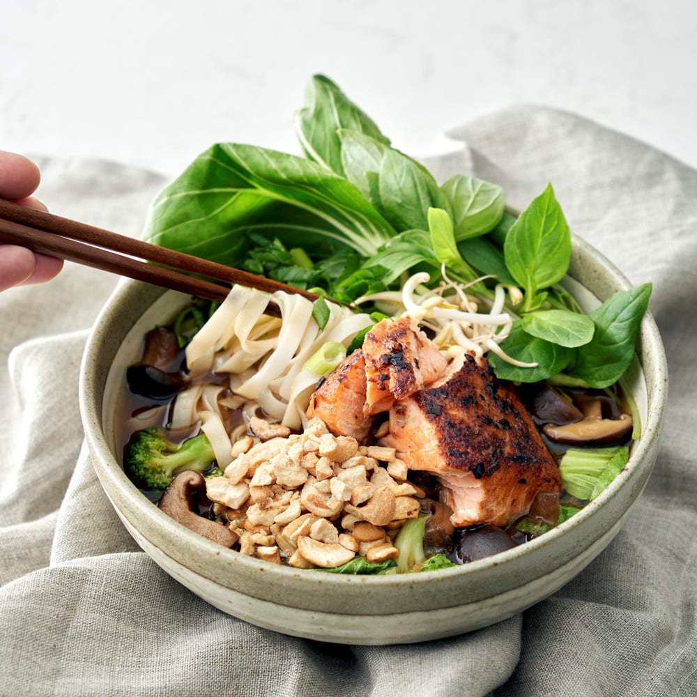Ramen med krispig lax och jordnötter