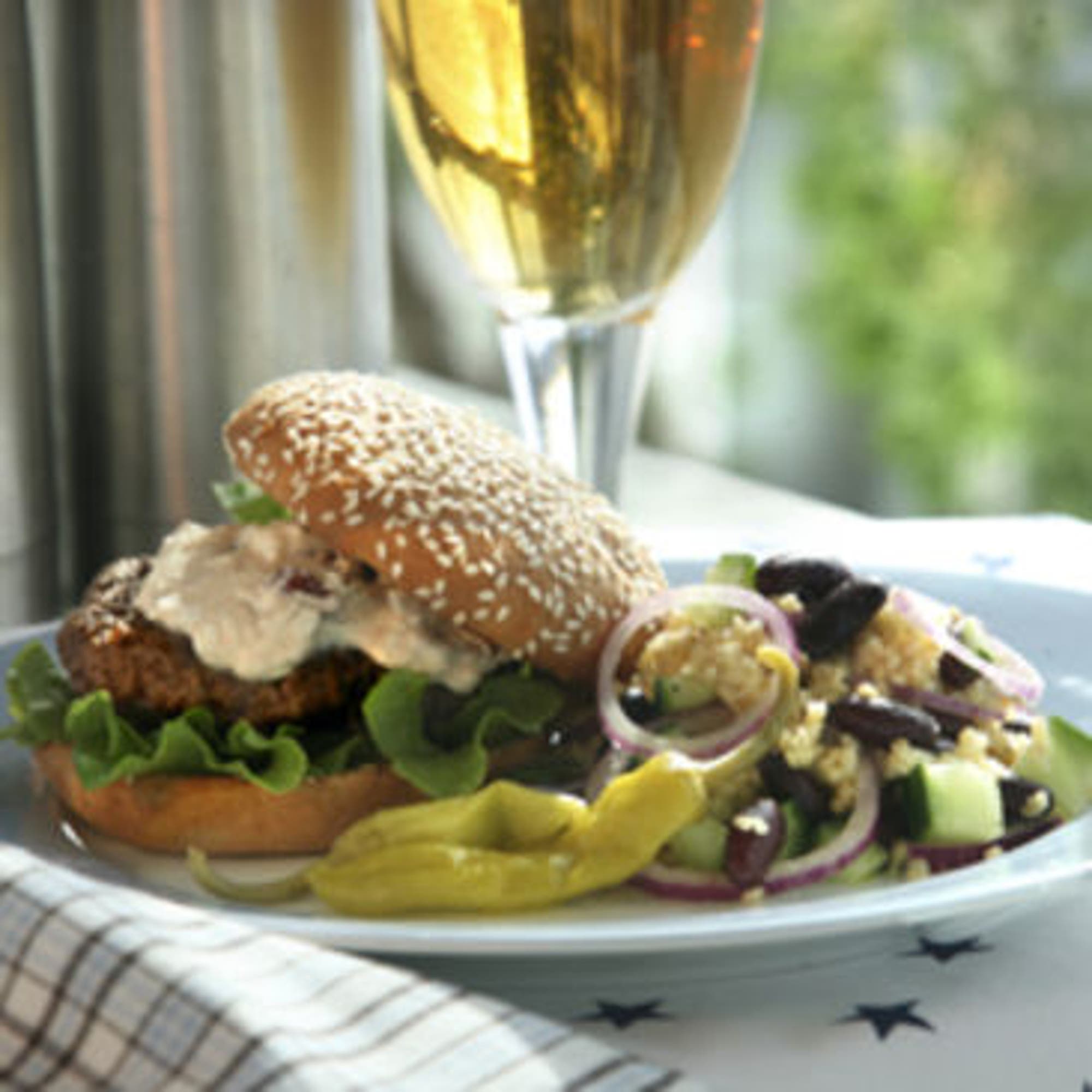 Hamburgare med yoghurtsås och bulgursallad