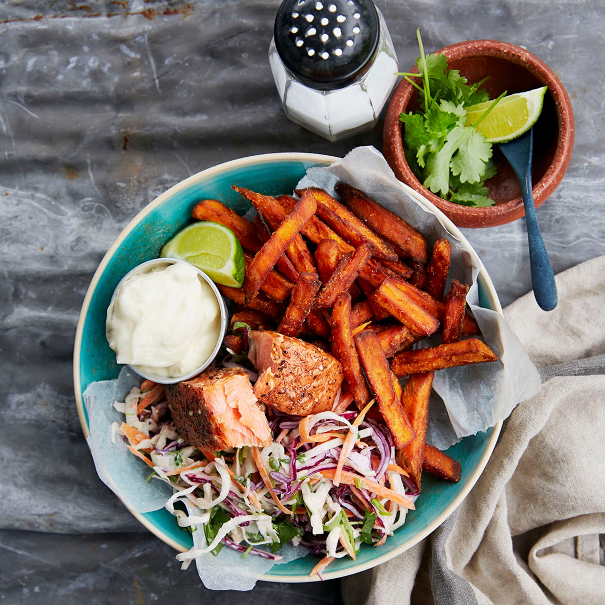 Varmrökt lax Caribbean, sötpotatis fries och coleslaw