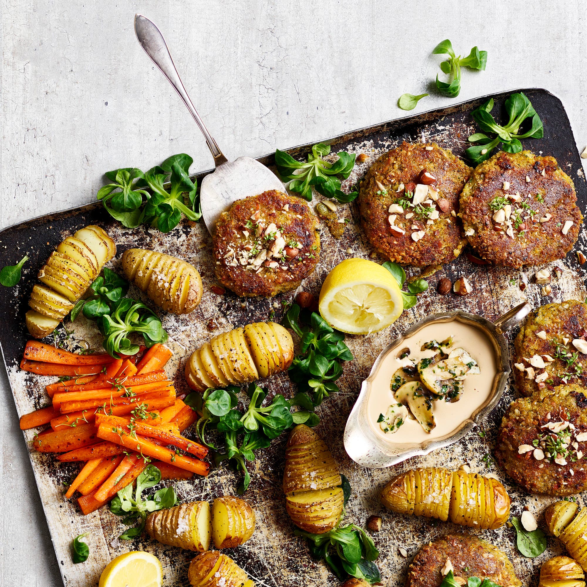 Kikärtsbiffar med hasselbackspotatis och champinjonsås