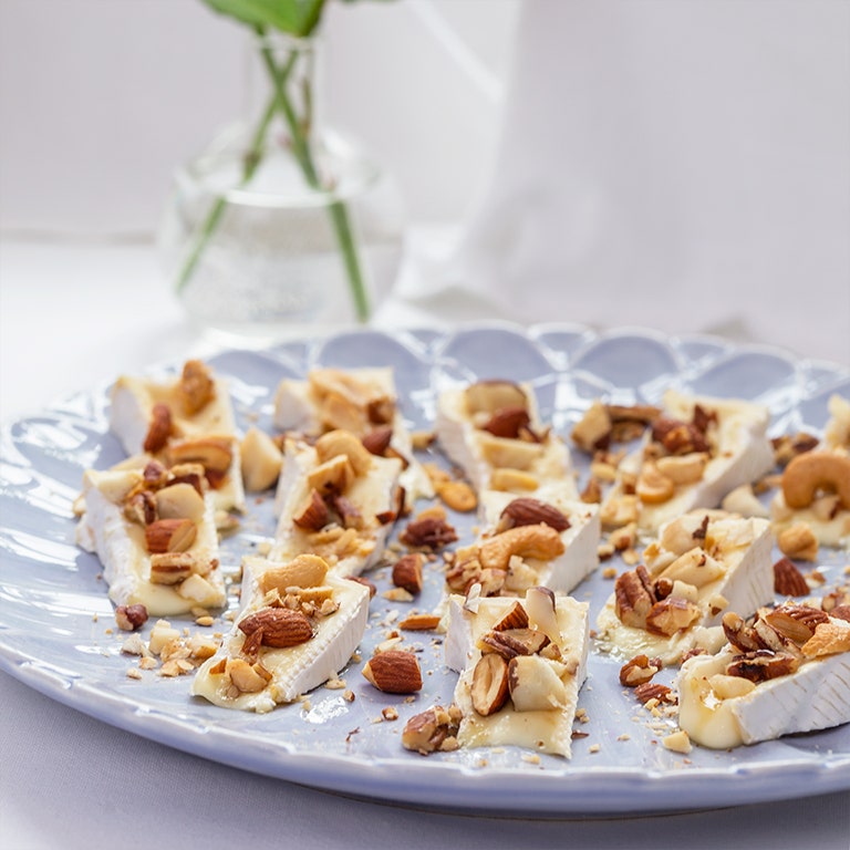 Camembert med salta rostade nötter