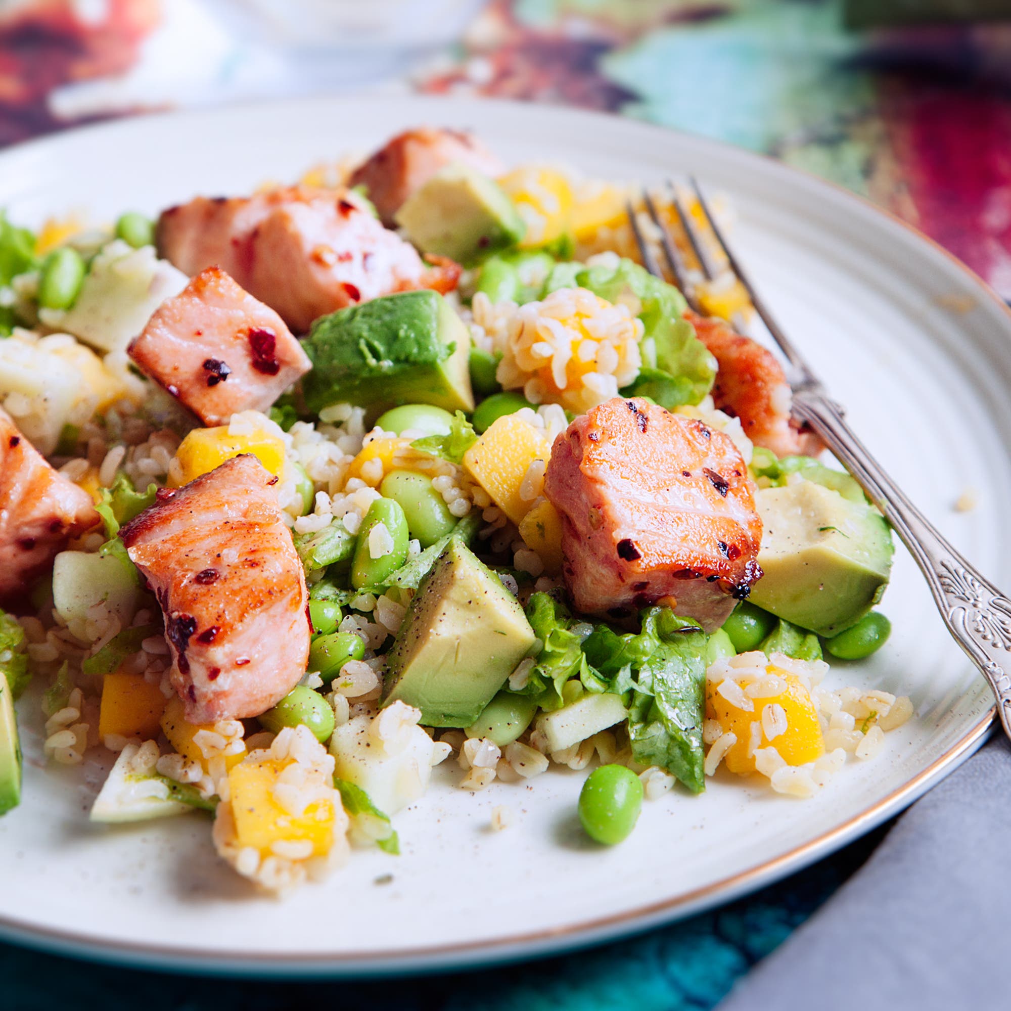 Stekt lax med mango- och äppelsallad