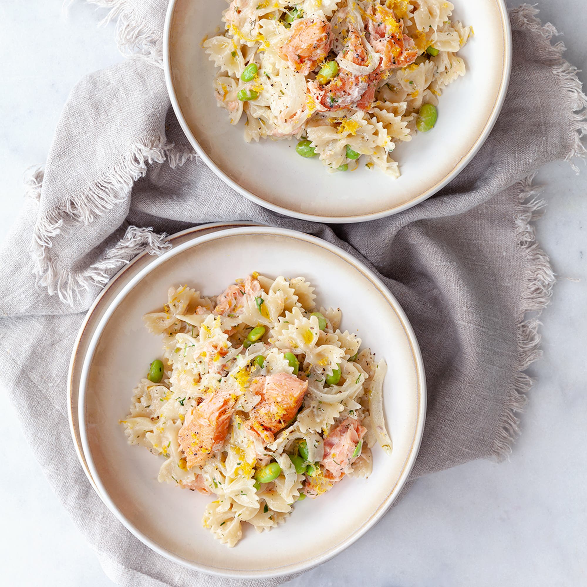 Krämig pasta med varmrökt lax