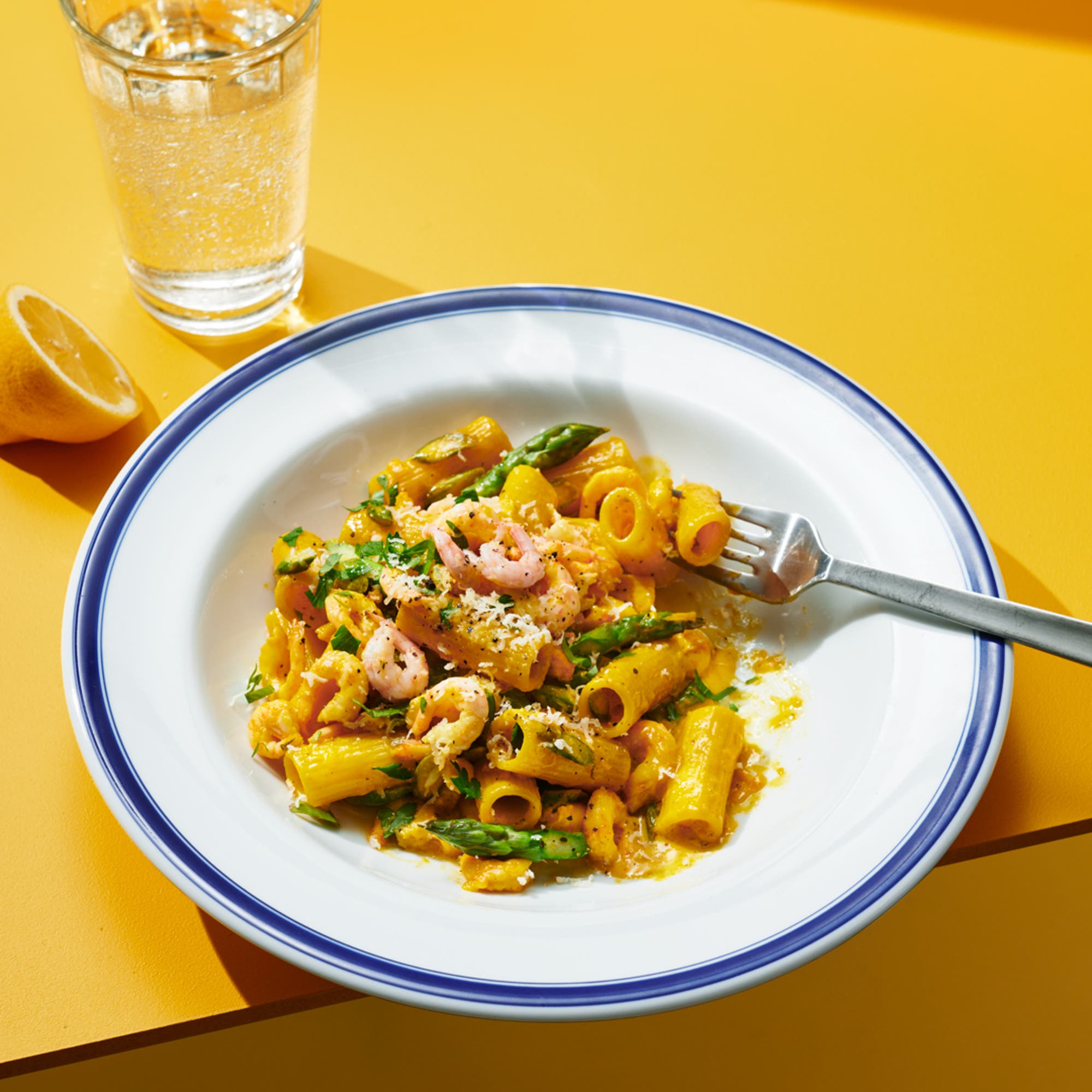 Krämig saffranspasta med räkor