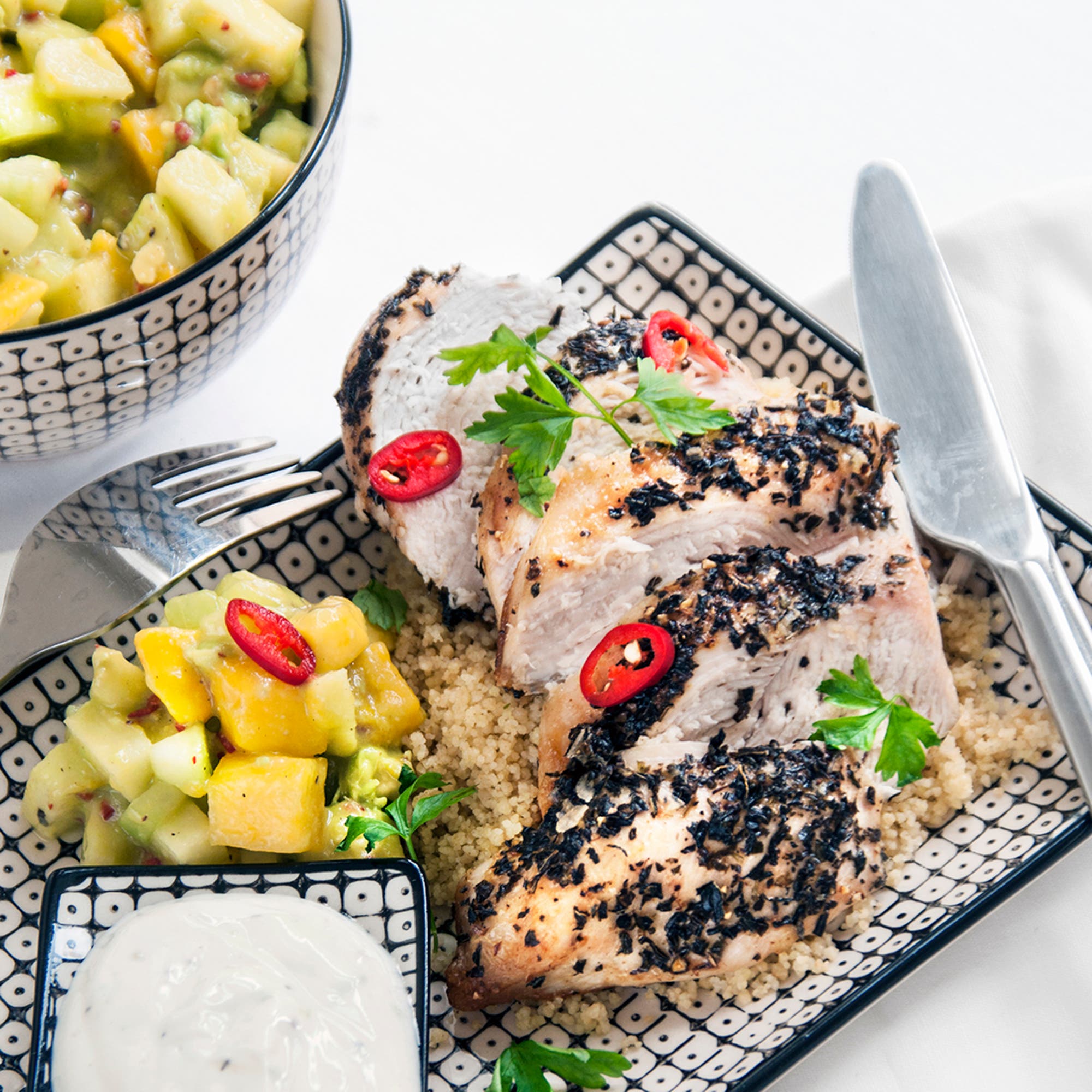 Örtstekt kyckling med frisk avokado- och mangosalsa