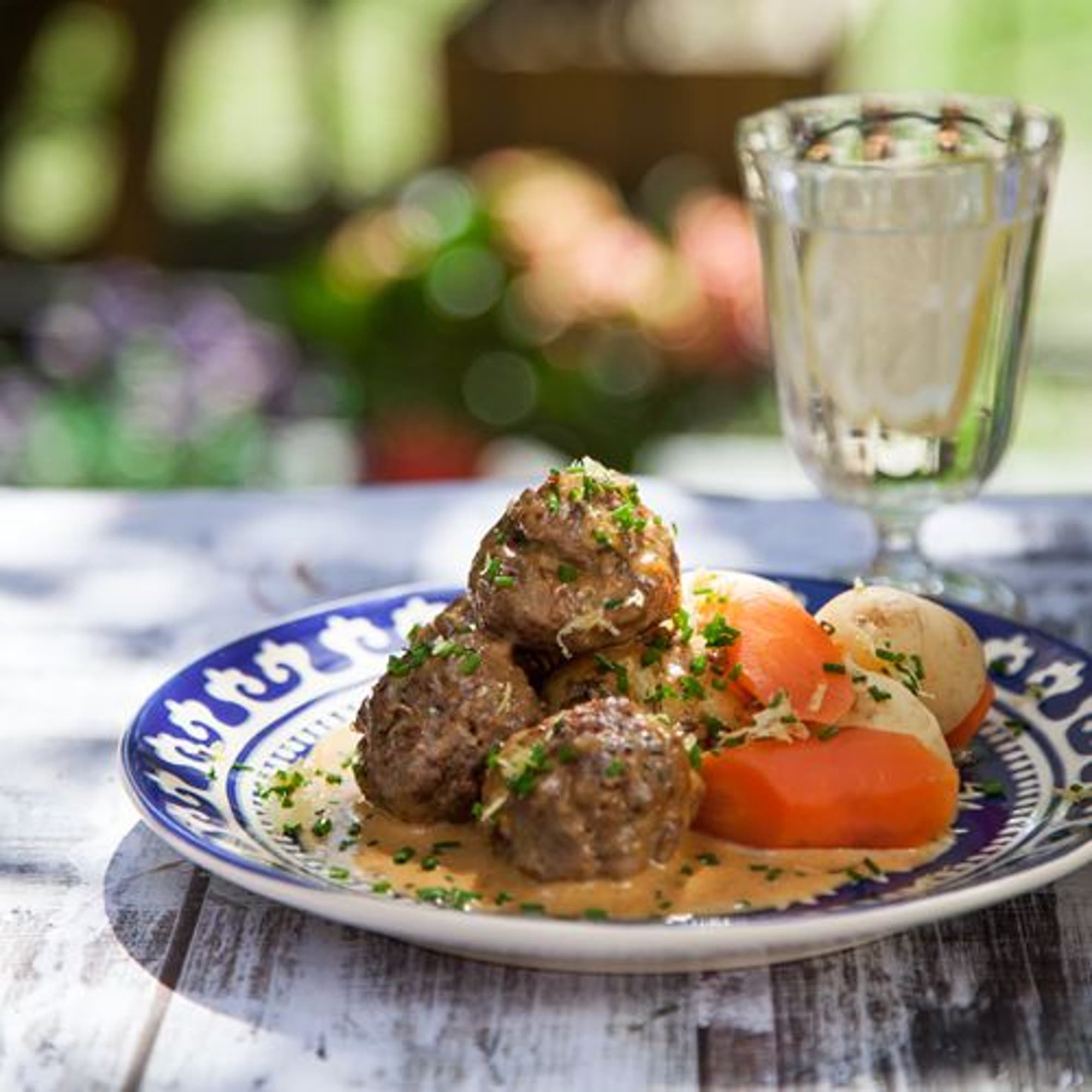 Somriga köttbullar med gräslök i krämig citronsås