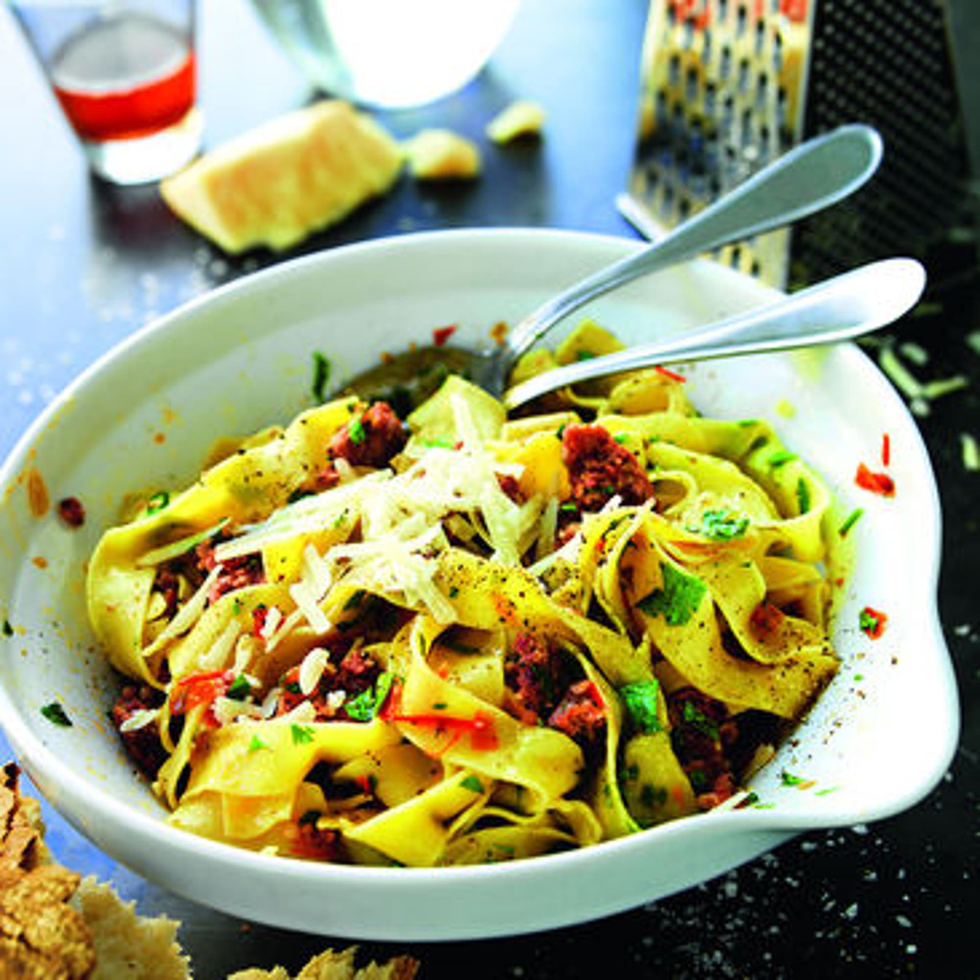 Pappardelle med salsiccia, vitt vin och tomat