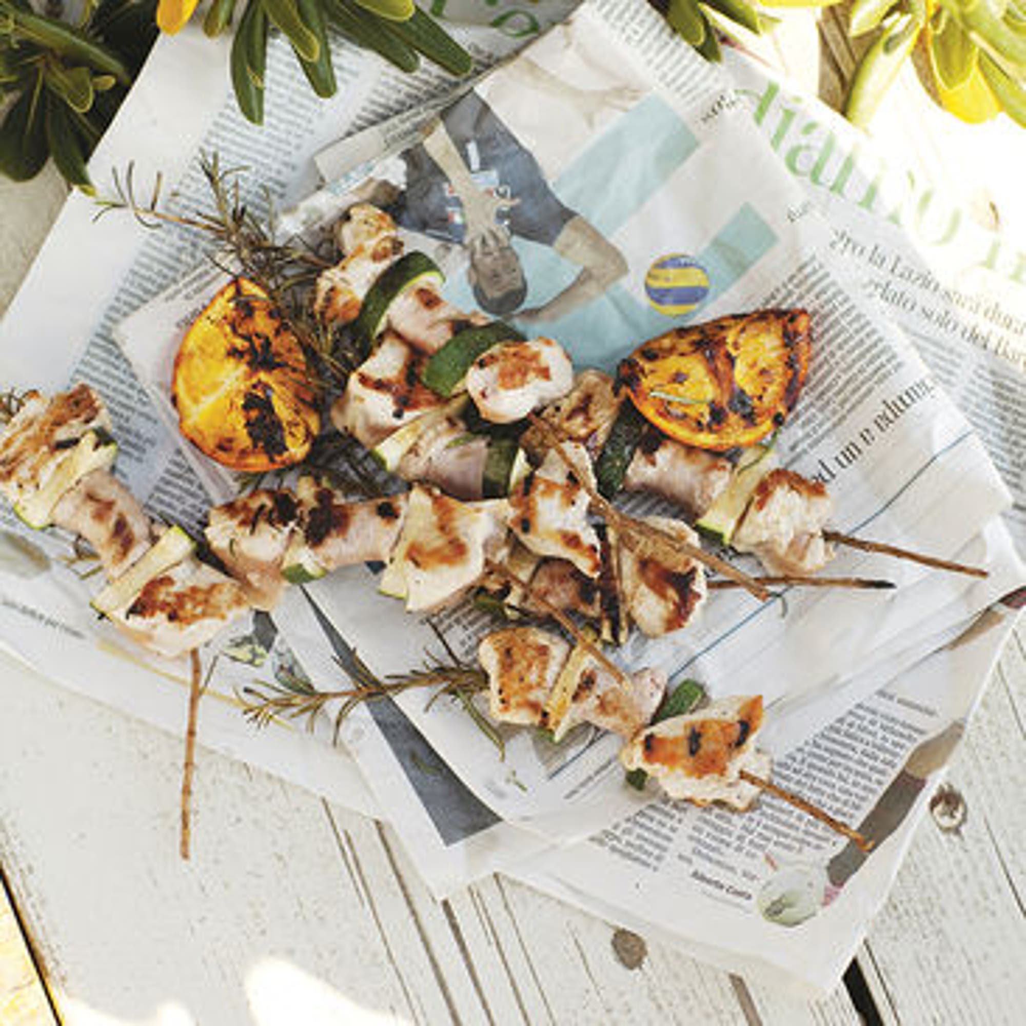 Grillad souvlaki med fläskfilé, salsiccia och rosmarin
