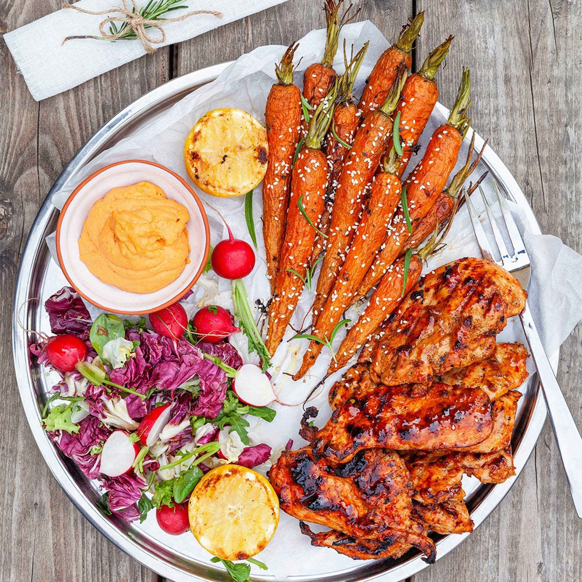 Snabbgrillad kyckling med honungs- och rosmarinrostade morötter