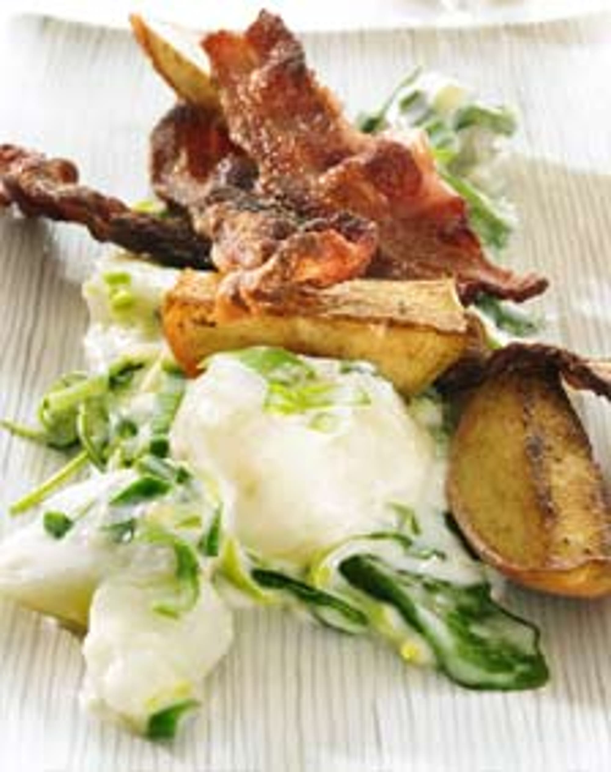 Stuvade jordärtskockor med rucola och stekfläsk
