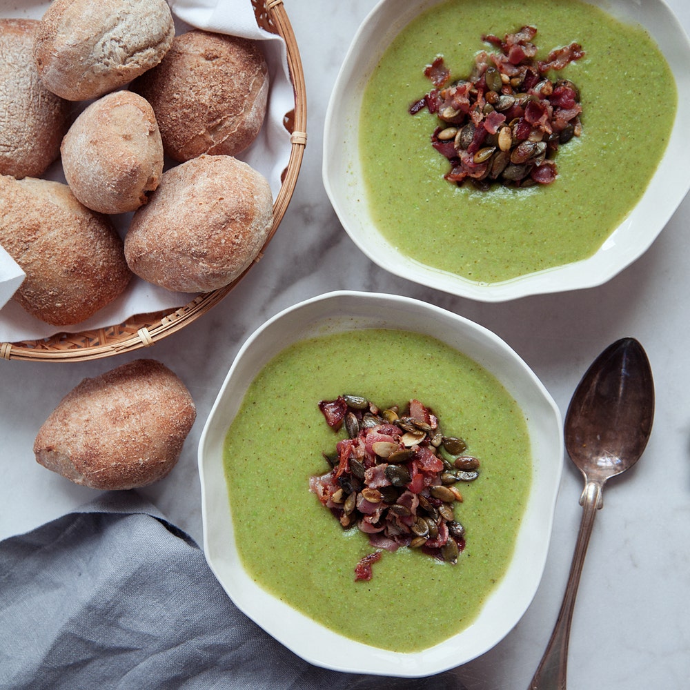 Broccolisoppa med bacon-och pumpakrisp och mjukt bröd