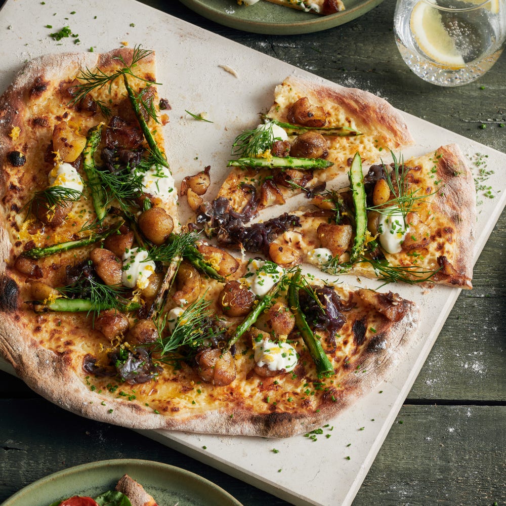 Pizza bianco med krispig potatis, sparris och brynt smör