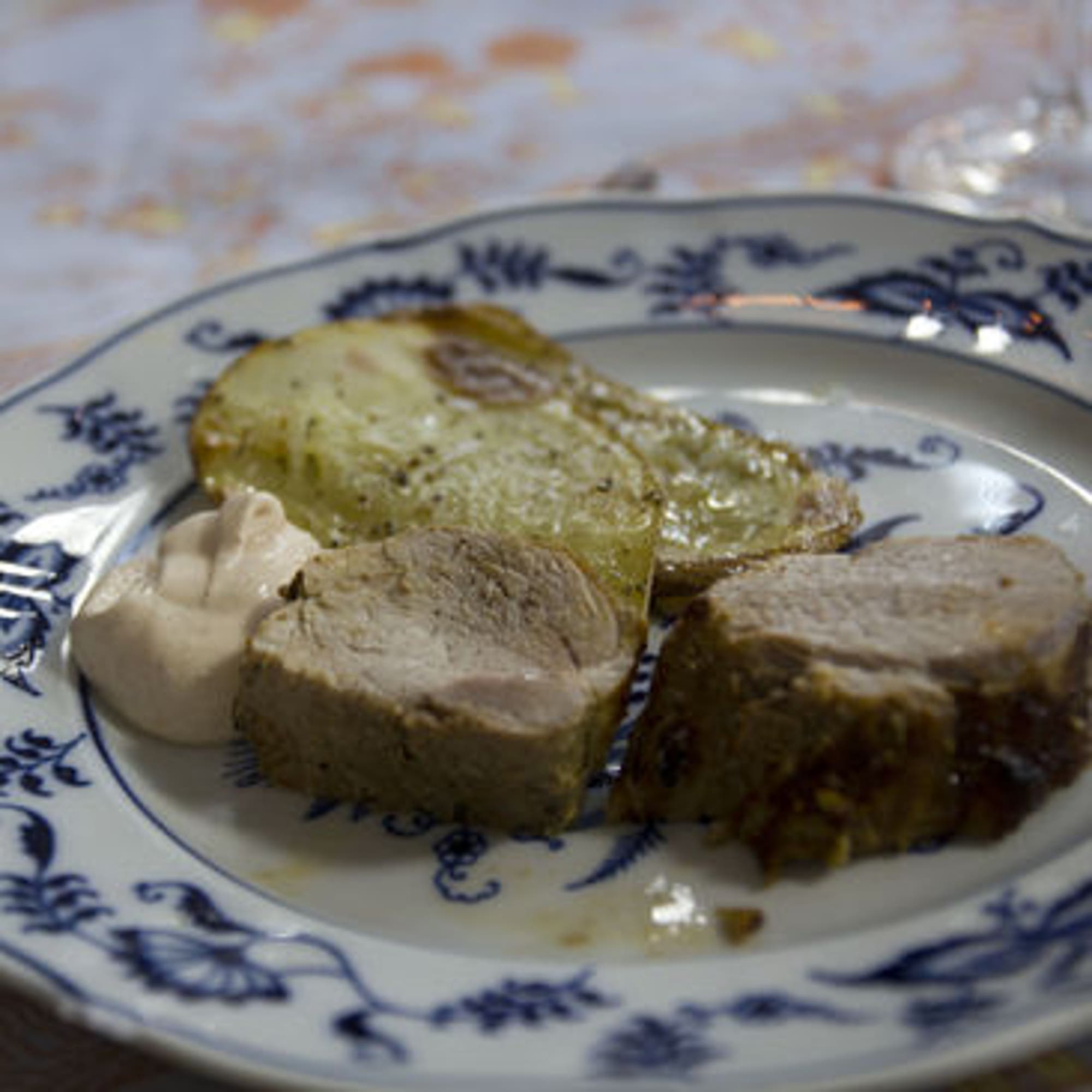 Fläskfilé på en bädd av skivad potatis