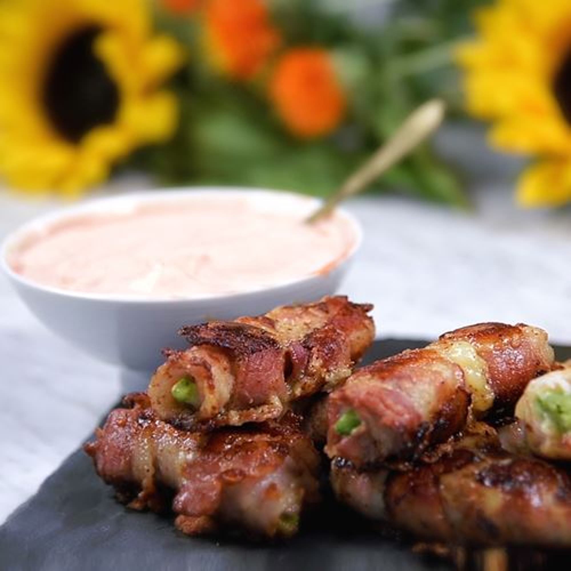 Crispy avokado-rolls med ost och bacon