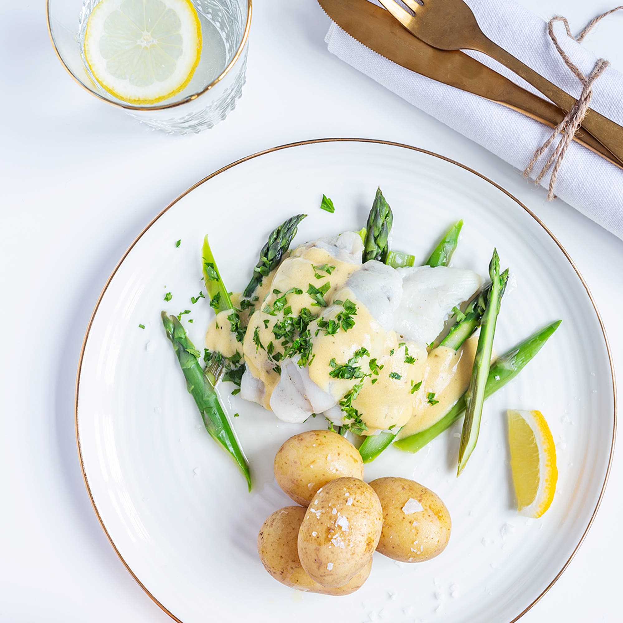 Fisk med varm citronsås och sparris