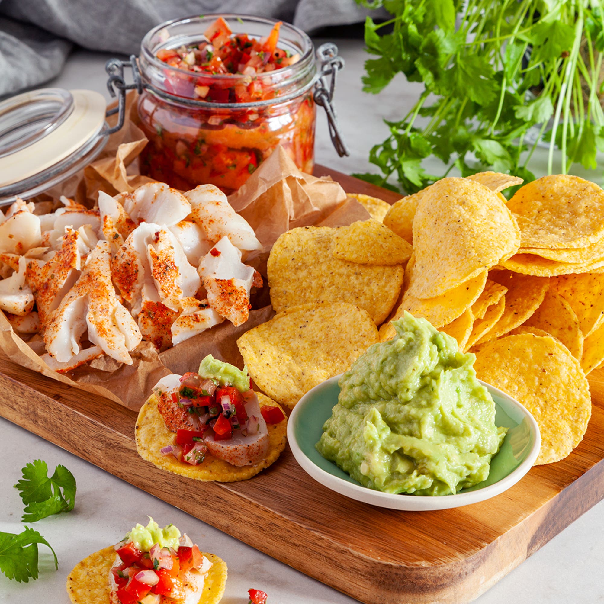 Fish taco med tomatsalsa och guacamole