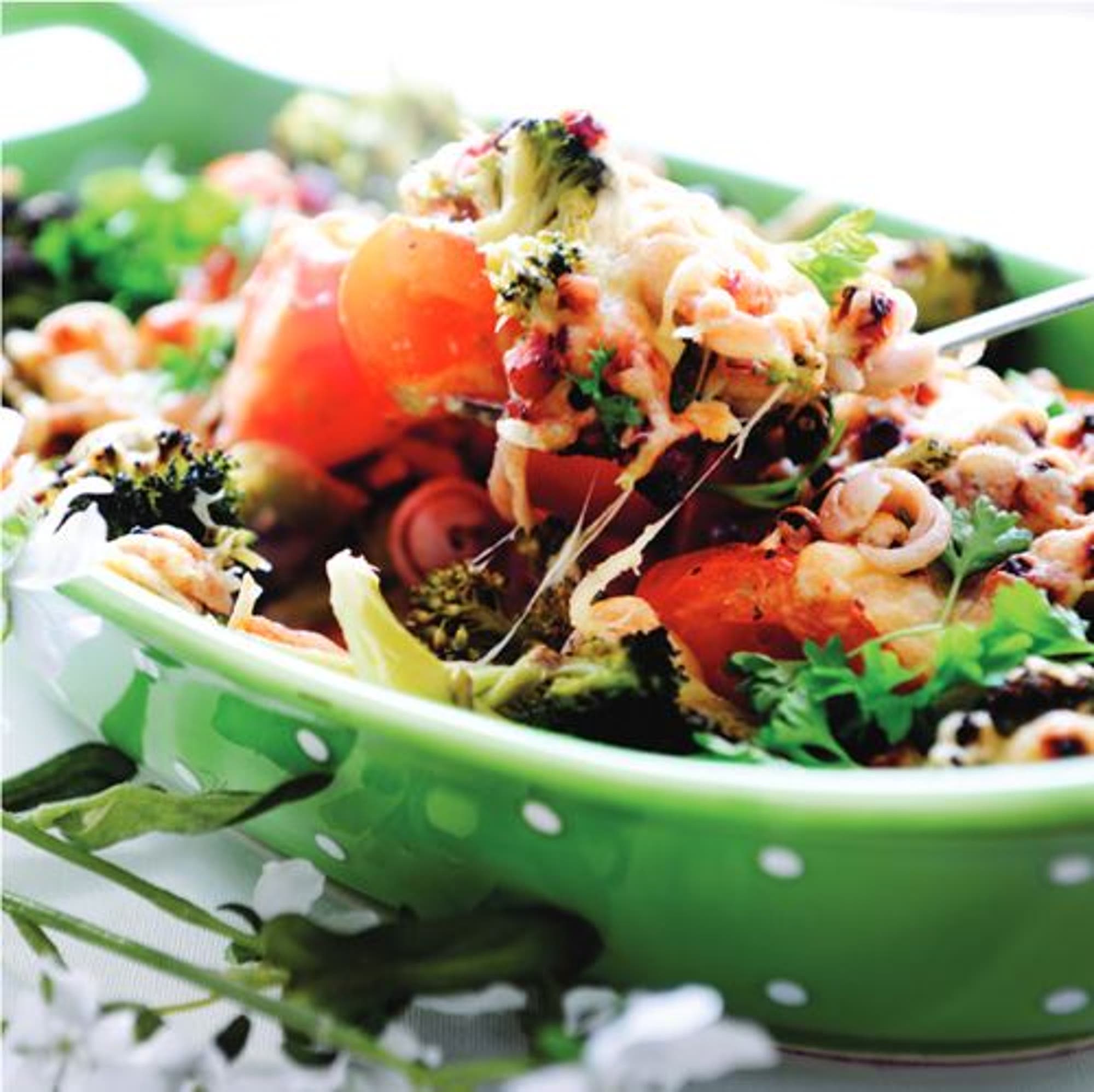 Broccoligratäng med fejkon och valnötssallad