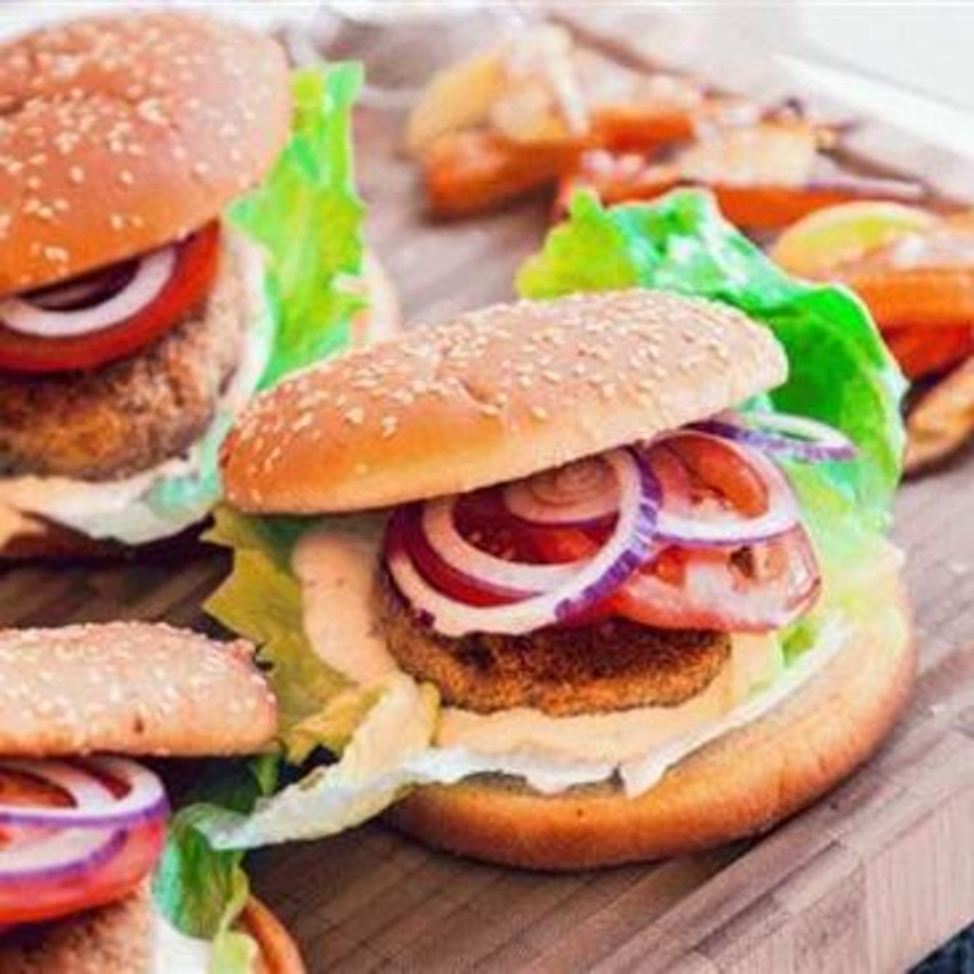 Dilliga fiskburgare med söt dressing och knapriga rotfrukter