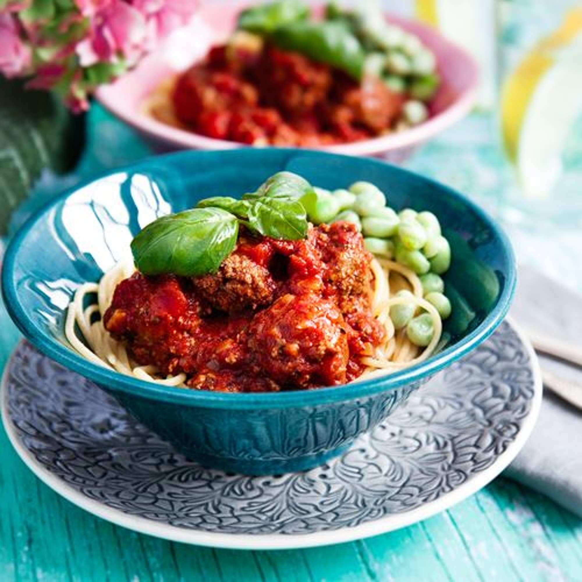 Köttbullar med färskost och basilika i tomatsås med pasta